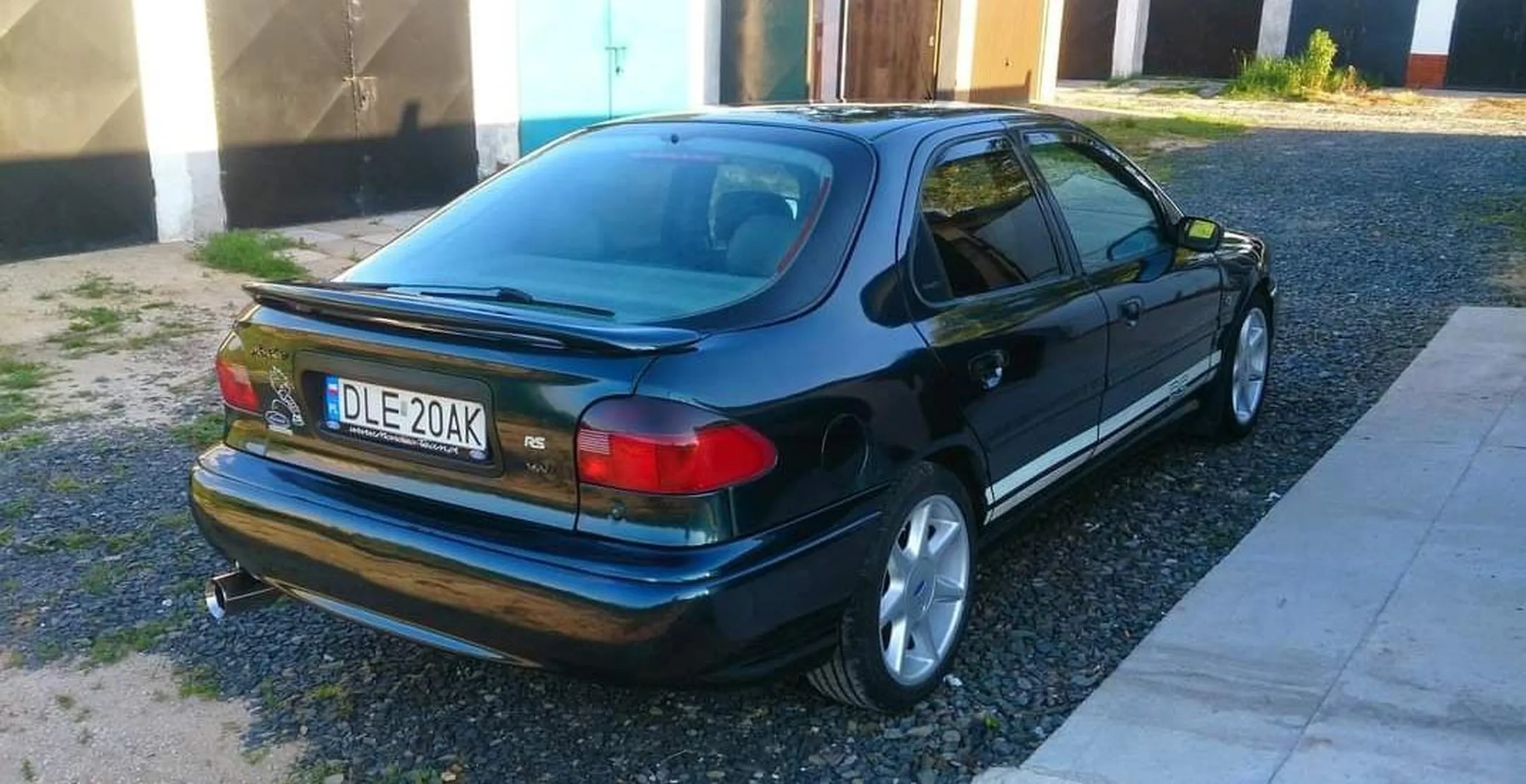 Samochód zarejestrowany z silnikiem 1.6 a w samochodzie zamontowany silnik 2.0 . Dużo nielegalnych modów. Sprawa zgłoszona na policję .