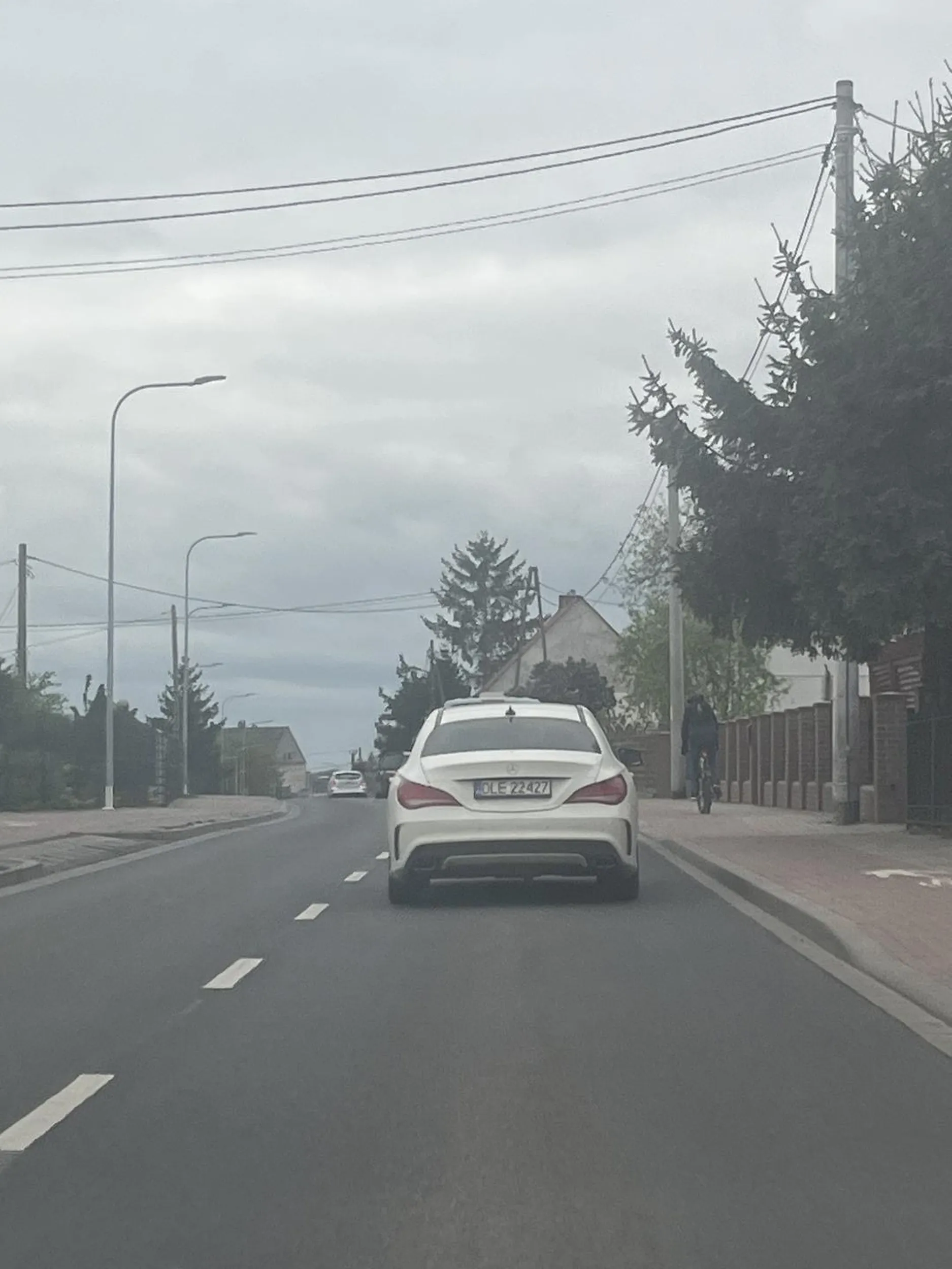 zajezdza droge podczas wyprzedzania i nie pozwala wyprzedzic