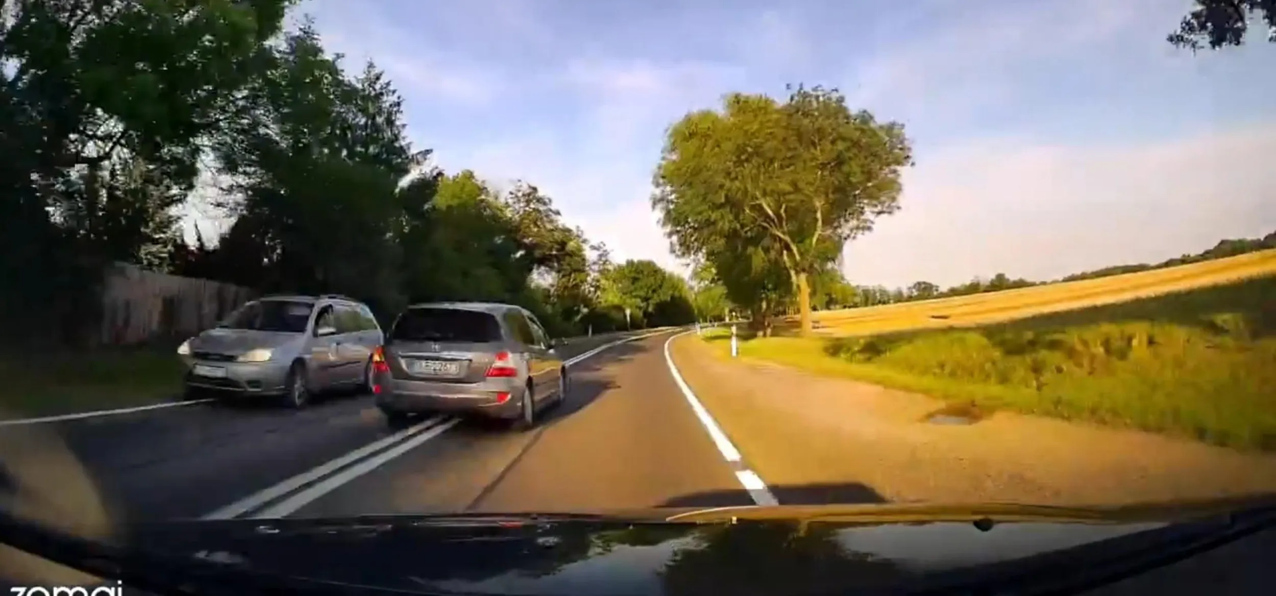 Potencjalny morderca na drodze, wyprzedzanie na podwójnej i na czołówkę. Jedyną gumę jaką może spalić na parkingu to oparty o swoją hondę.