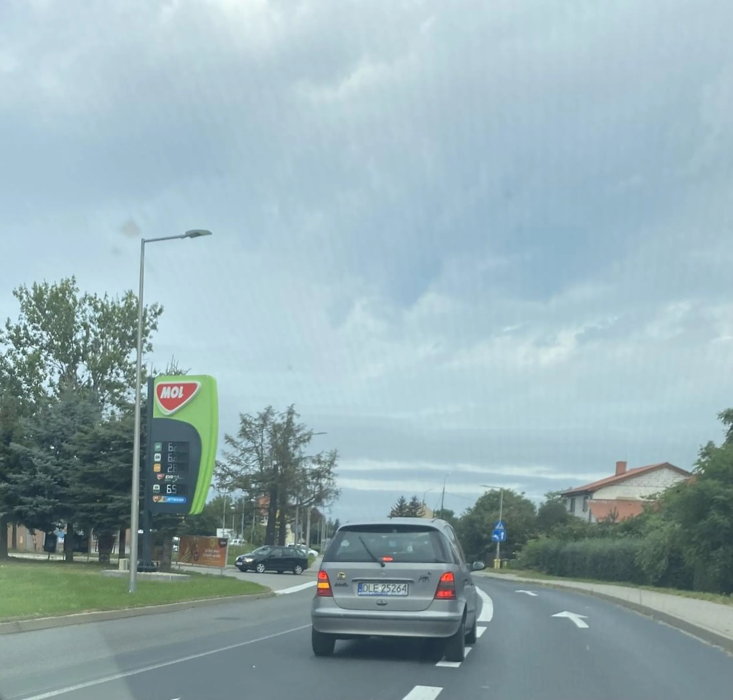 Tępa dzido! Skoro skręcasz w ledwo to ustaw się przy osi jezdni na lewo!!!!!!