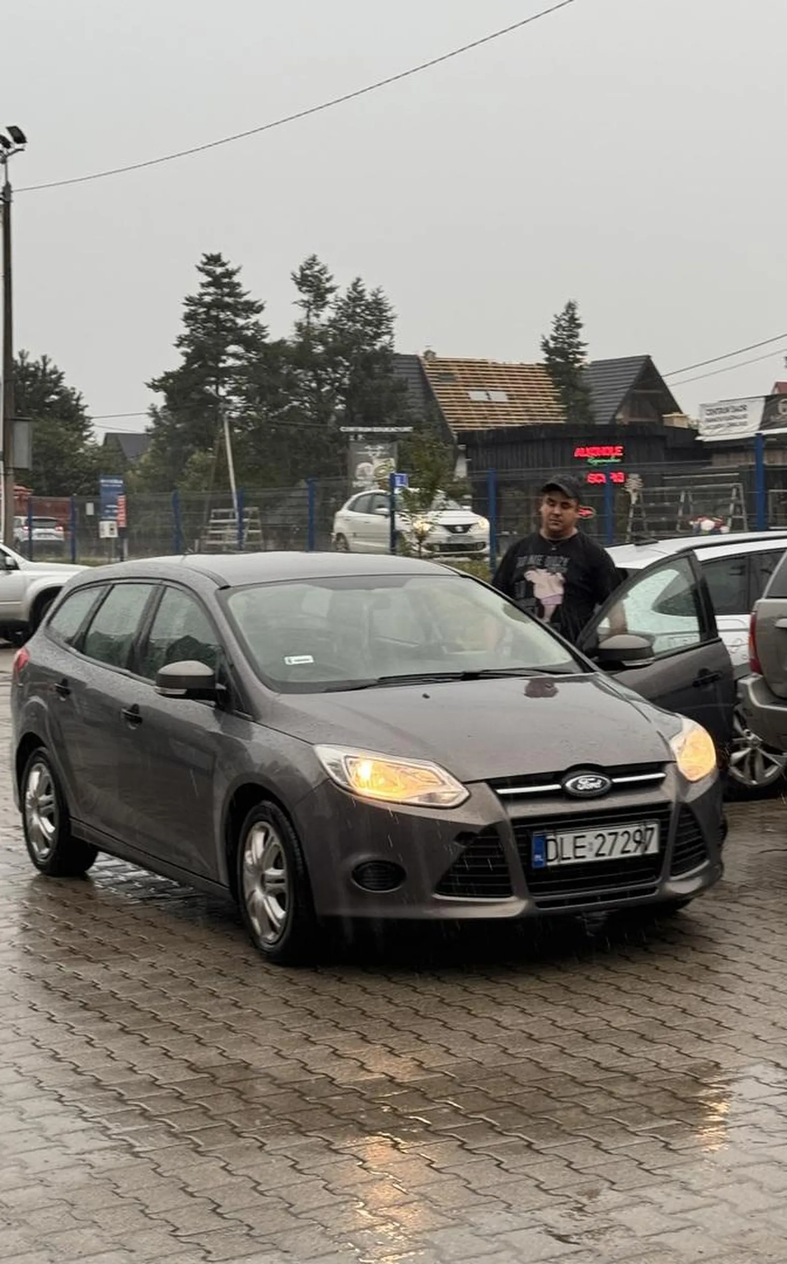 Niebezpieczny facet! który kompleksy i braki podstawowej wiedzy o przepisach ruchu drogowego próbuje nadrobić agresją i zastraszaniem