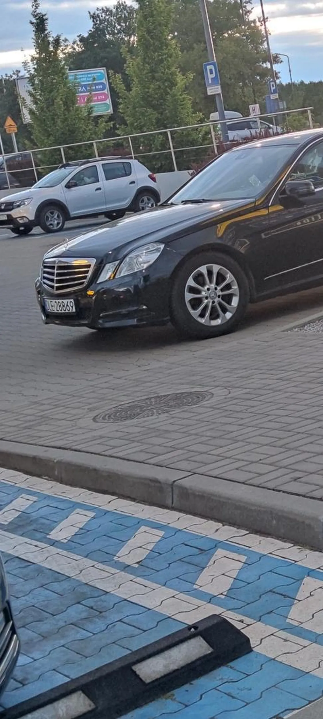 Gość parkuje na zakręcie pełno miejsc parkingowych.Chyba jakiś księciu z woski do lidła na promocję wpadł więc nie będzie parkował jak inni.