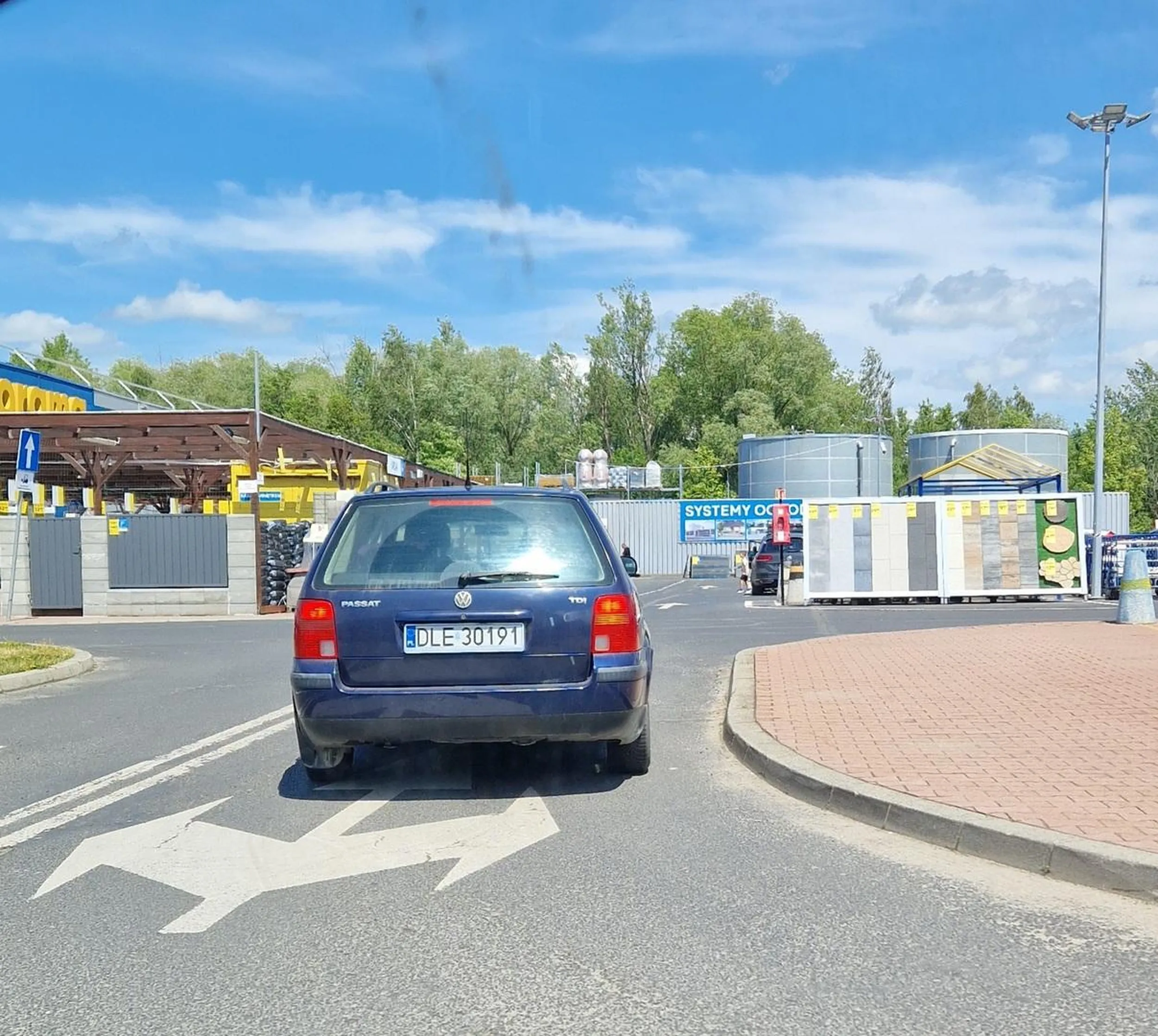 Uwaga! Nie stosuje się do znaków pionowych i poziomych oraz sygnalizacji świetlnej. Prawie zabił pieszych na oznakowanym przejściu jadąc z ogromną prędkością! Zajeżdża drogę jak szeryf, hamuje bez powodu.