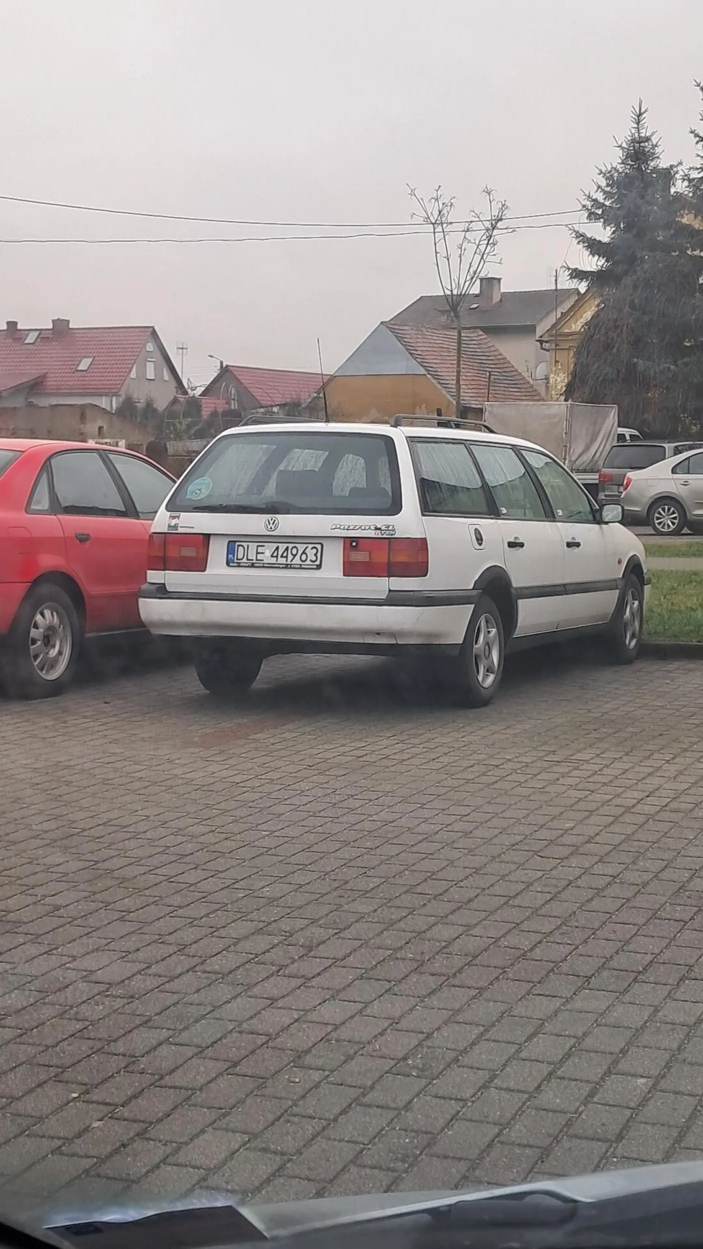 Kierowca ewidentnie ma problemy ze zmieszczeniem sie w liniach, za to idealnie wie gdzie jest środek jego auta.