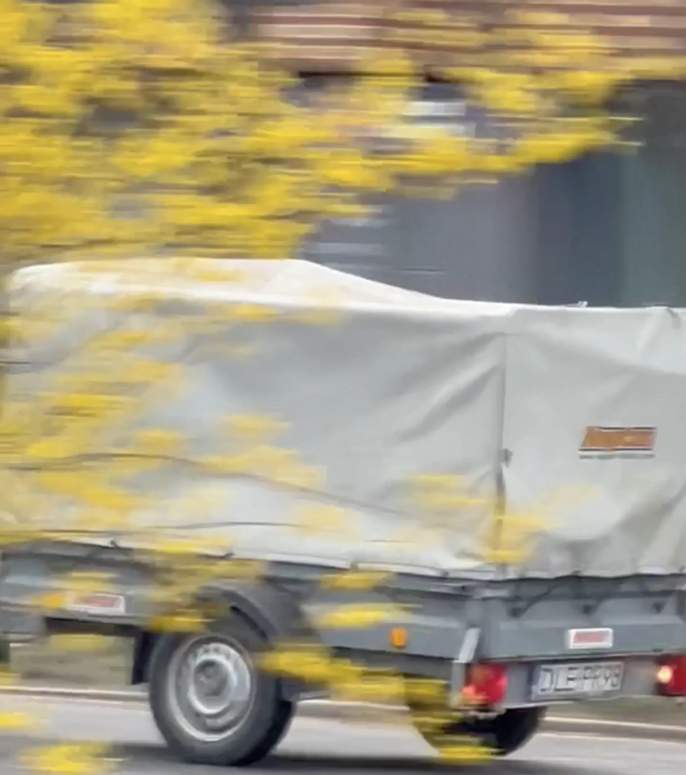 Gość z tą przyczepką jeździ po chodniku jak po drodze i tratuje przechodniów. Ciekawe czy tak szybko będzie też płacił mandat.