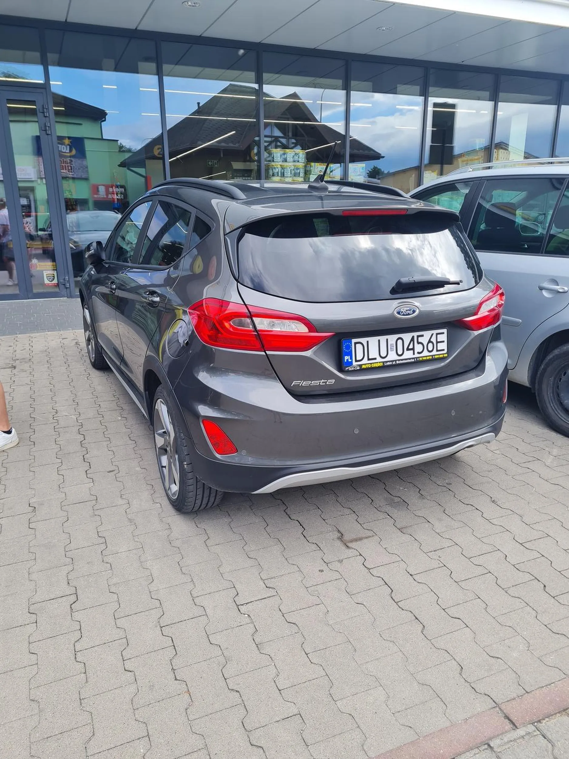 Pani nie widzi, ze ktoś parkuje tyłem i chamsko wpierdala się na miejsce parkingowe. Zero jakiejkolwiek kultury.