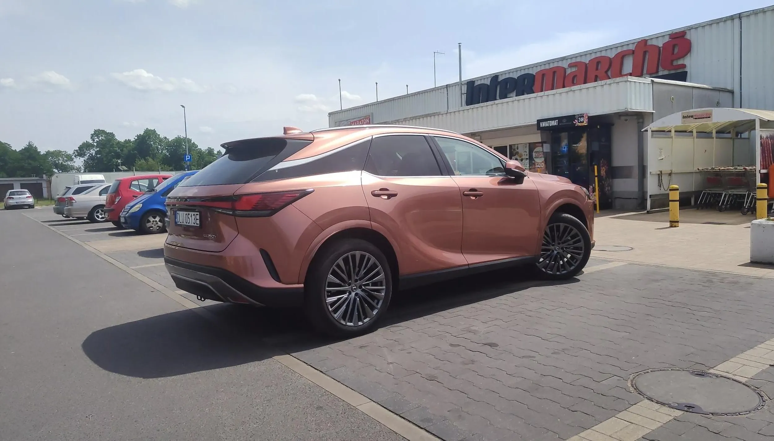 Pani z wielkiego suva nie potrafiła zaparkować na jednym szerokim miejscu parkingowym, więc musiała pojechać 50 metrów dalej. Piętnaście minut później spotykam ją w innym miejscu i nie potrafiła zaparkować nawet na wolnych pięciu miejscach parkingowych XD