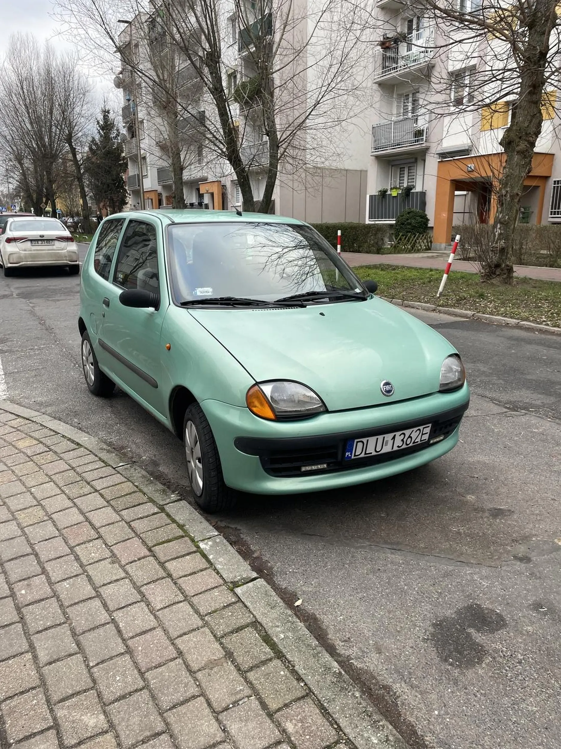 Uwaga na tego ćpuna, bo jeździ cały czas na ostrym haju. Obecnie kręci się po gminie Lubin. To jego zielone padło kompletnie nie ma odejścia, wyje, pierdzi, strzela w stolec, ale za to WIELKIE ZERO na przyśpieszenie. Kompletna padlina tak jak jego pseudo kierowca, dno!