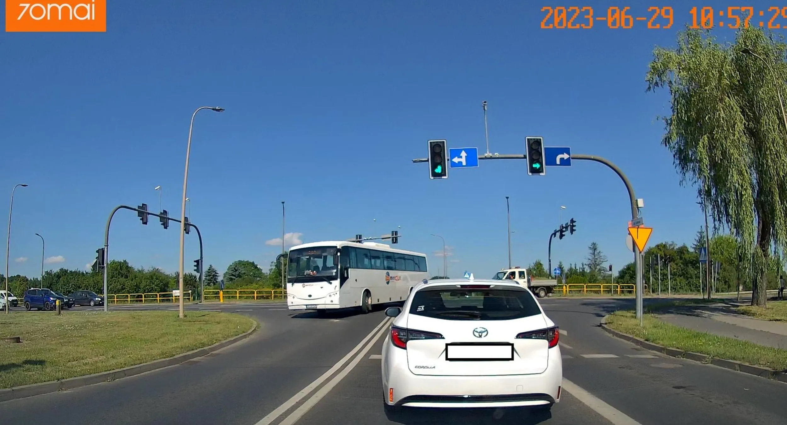 Czerwone światło to dla tego kierowcy tylko sugestia.