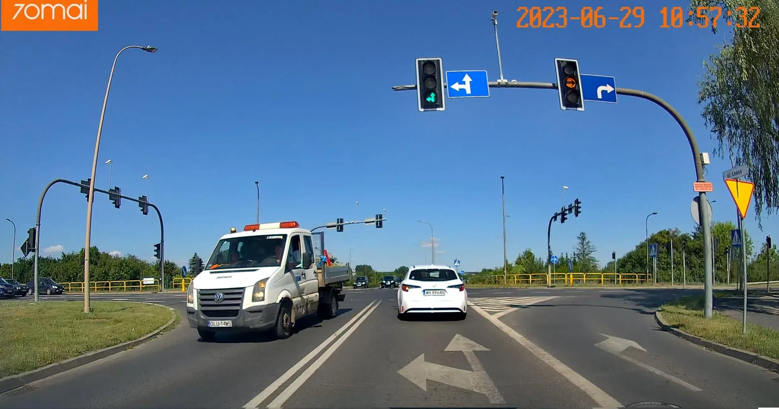 Czerwone światło to dla tego kierowcy tylko sugestia.