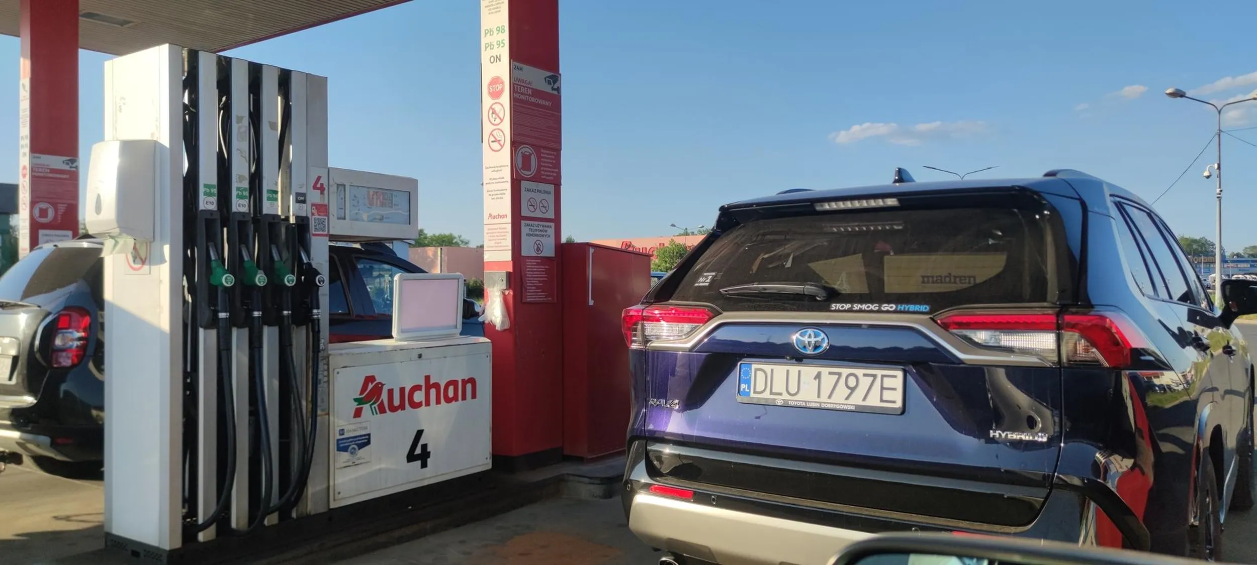 Tankuje na 4 ale staje 2 metry od niego aby na kolejnym nikt się nie zmieścił. Dziadek włącz myślenie !!!