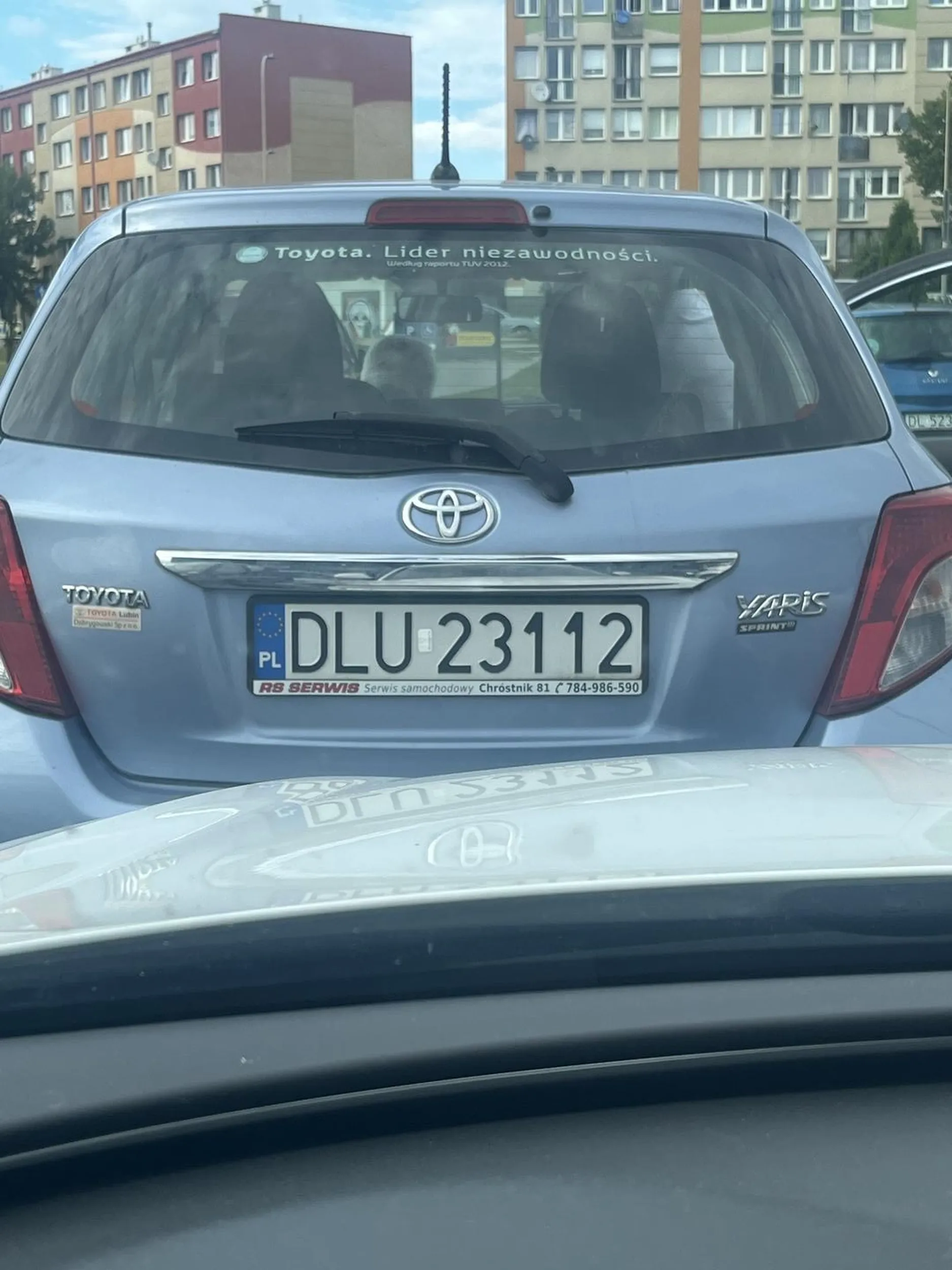 Agresywny pan. Twierdził że podjechałem za blisko jego samochodu … wyzywał groził po czym kopnął w mój pojazd