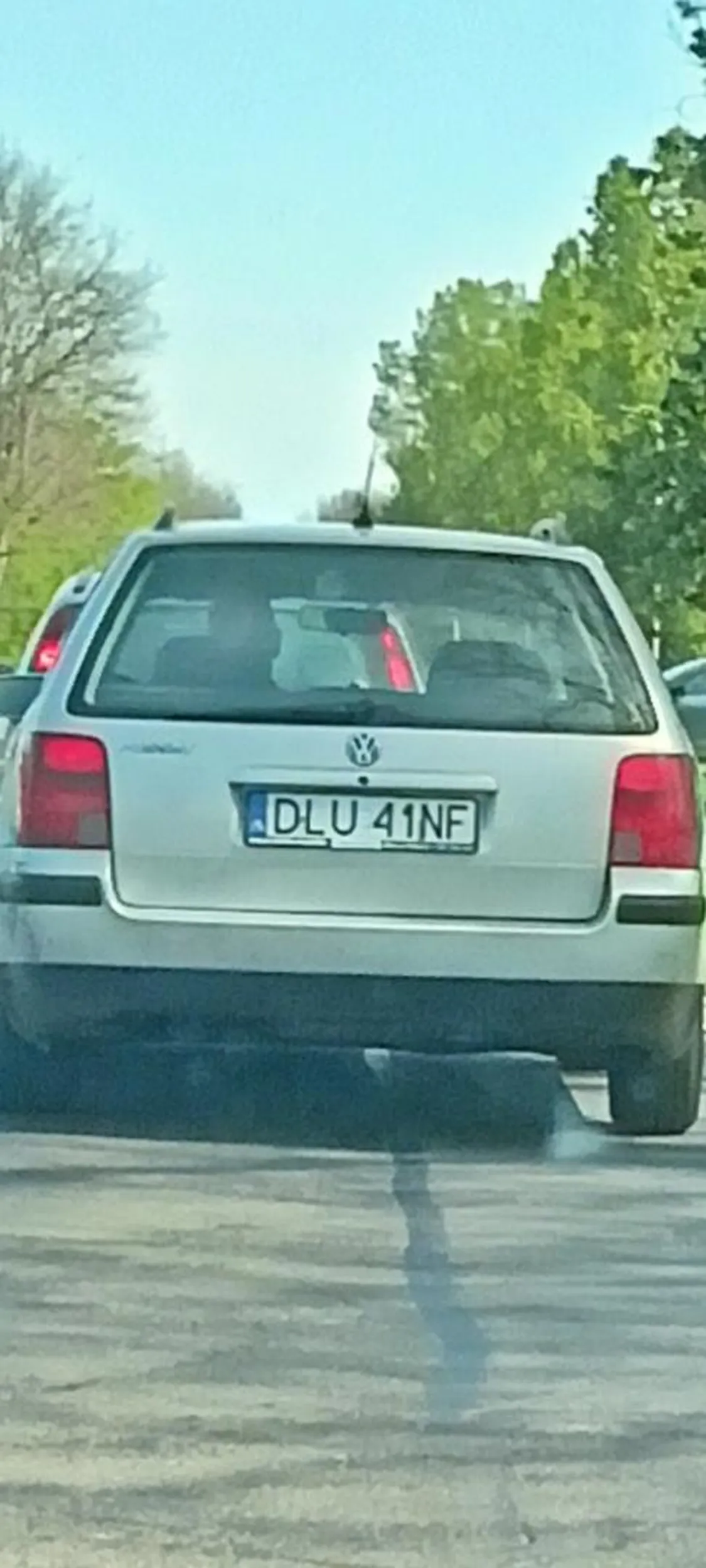 Prawie wjechał dziś mi pod maskę z lewo skrętu na wprost. Potem na trasie ten jego rzęch ledwo trzymał się w zakrętach, wyprzedzał na podwójnej ciągłej. Między Lubinem, a Ścinawą trzy razy jechał na czołówkę.