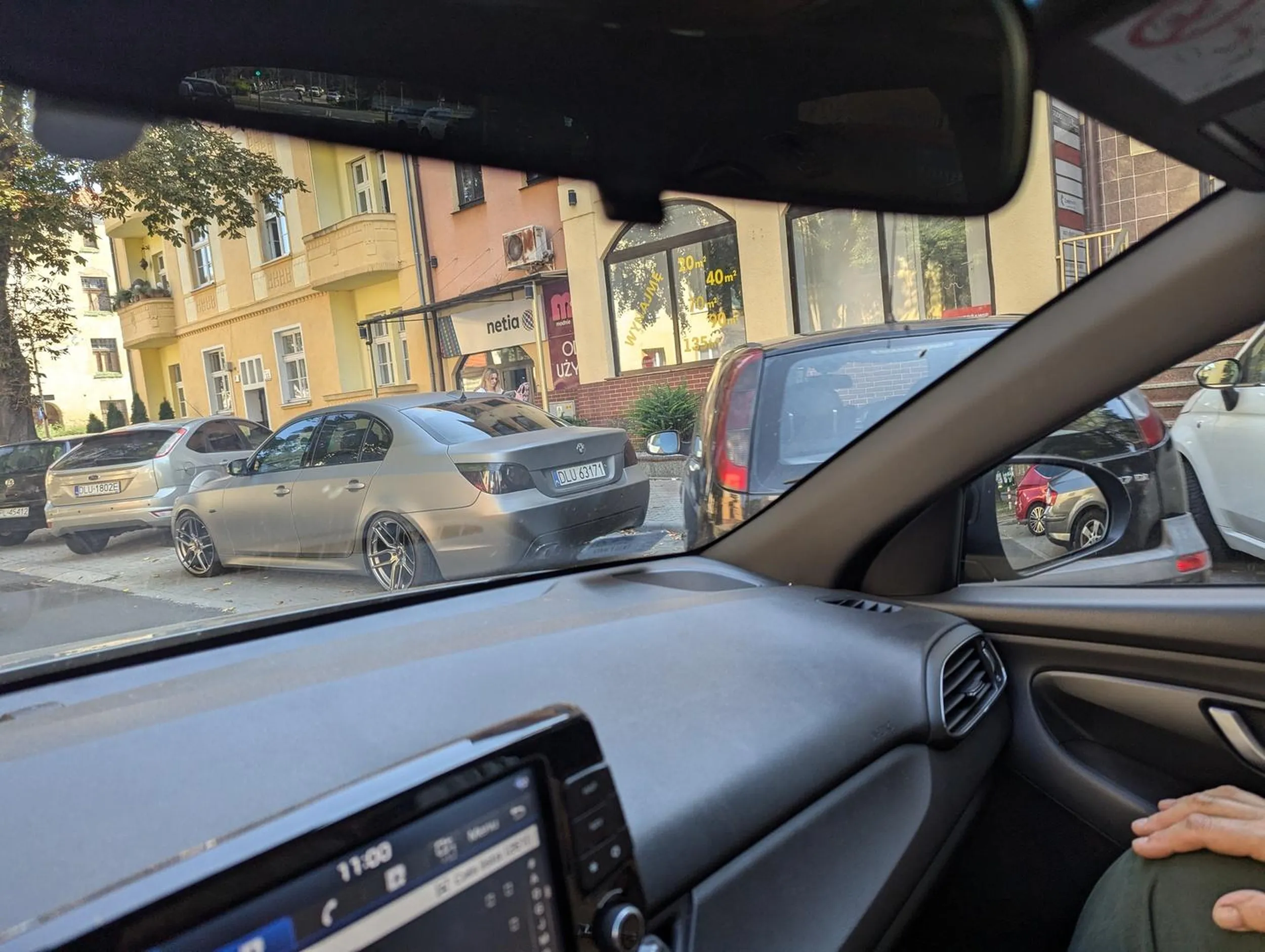 Jak zająć trzy miejsca parkingowe przy użyciu BMW?