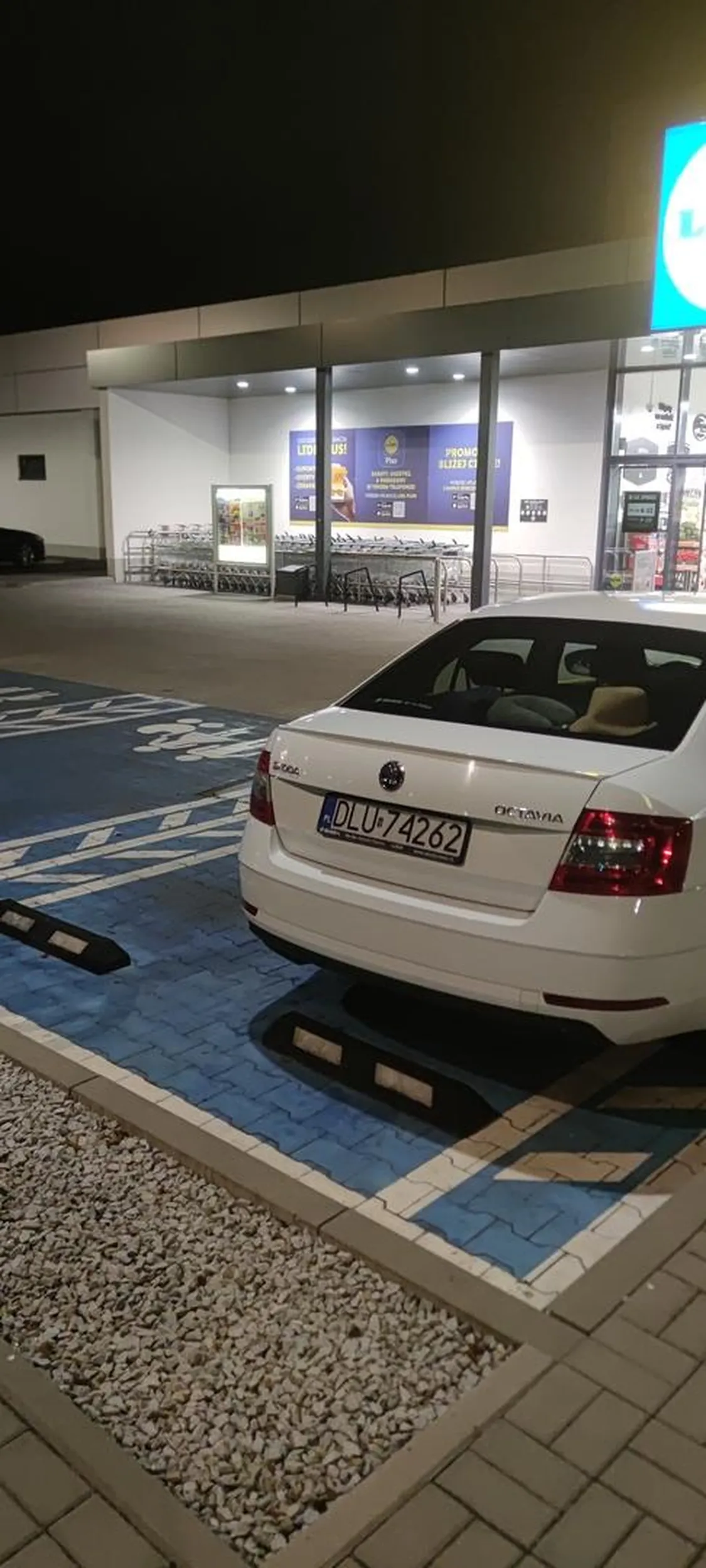 Głupie babsko przyjeżdża sama parkując na miejscu parking z małym dzieckiem