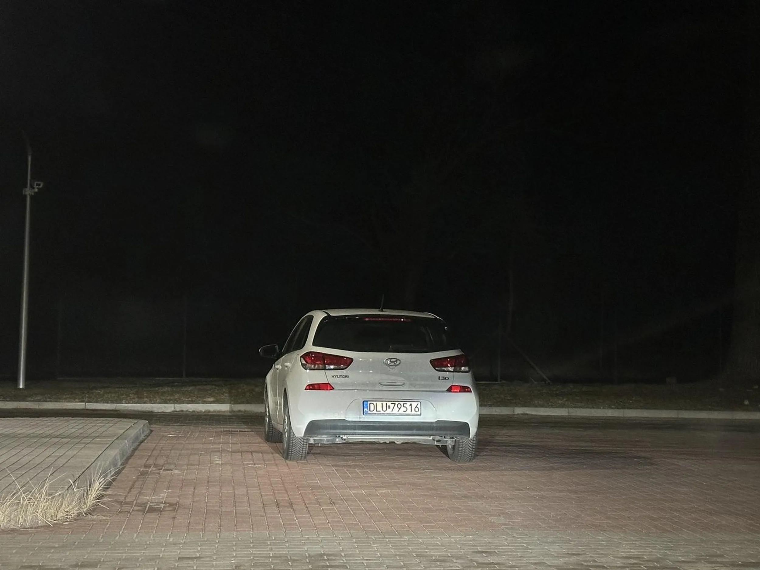 Parkuje jak przygłup, zajmując 4 miejsca. Egoista, ślepy burak bez  podstawowych zdolnosci.