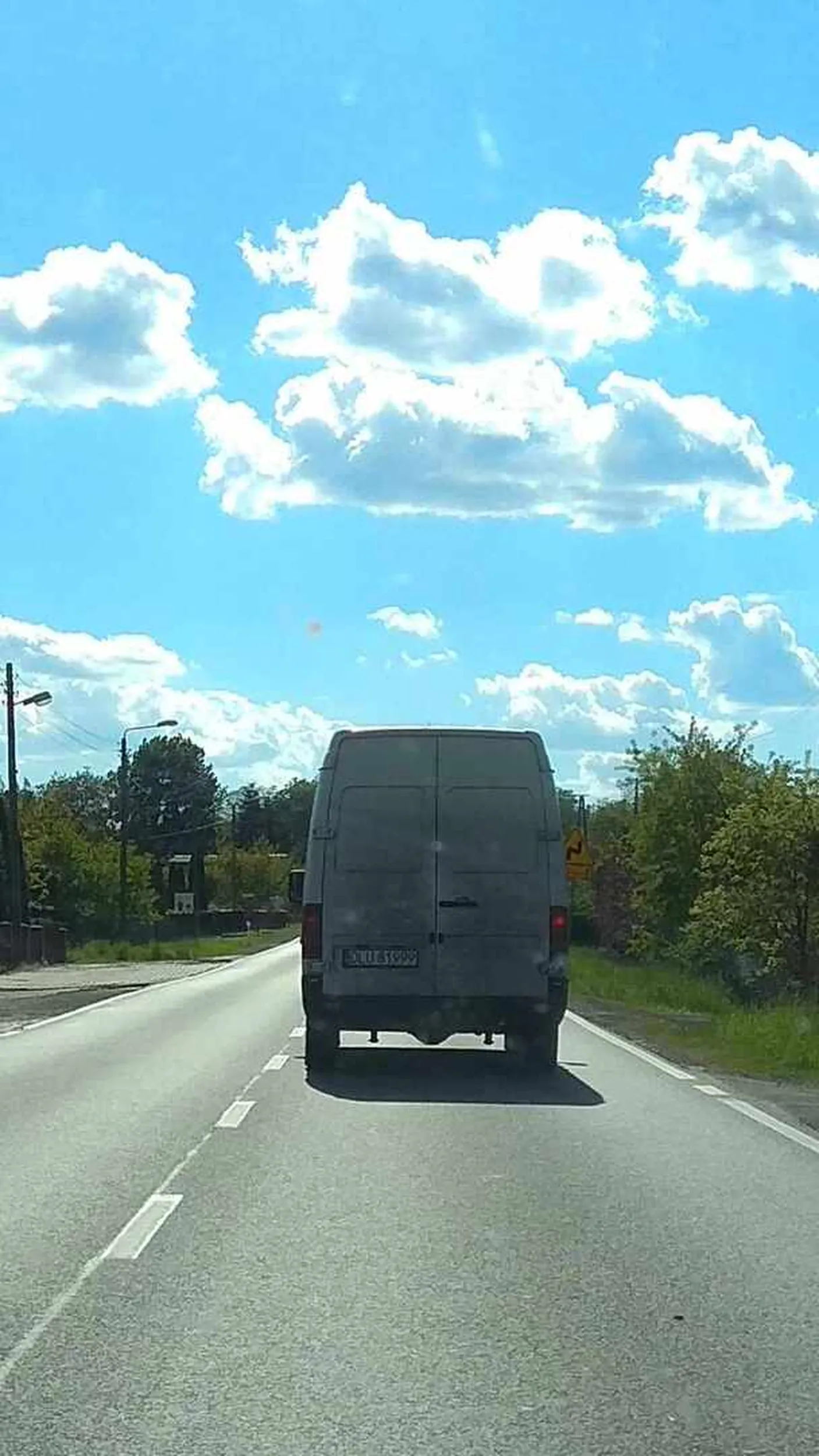 Dzień dobry, szanuję za wolny styl jazdy, w końcu to bus, ale celowe przyspieszanie przy byciu wyprzedzanym? Potężny karny penis dla kierowcy za bycie zagrożeniem na drodze. Droga nr 25 w okolicach Międzyborza dnia 27.04.2024. "Kierującemu pojazdem wyprzedzanym zabrania się w czasie wyprzedzania i bezpośrednio po nim zwiększania prędkości. "