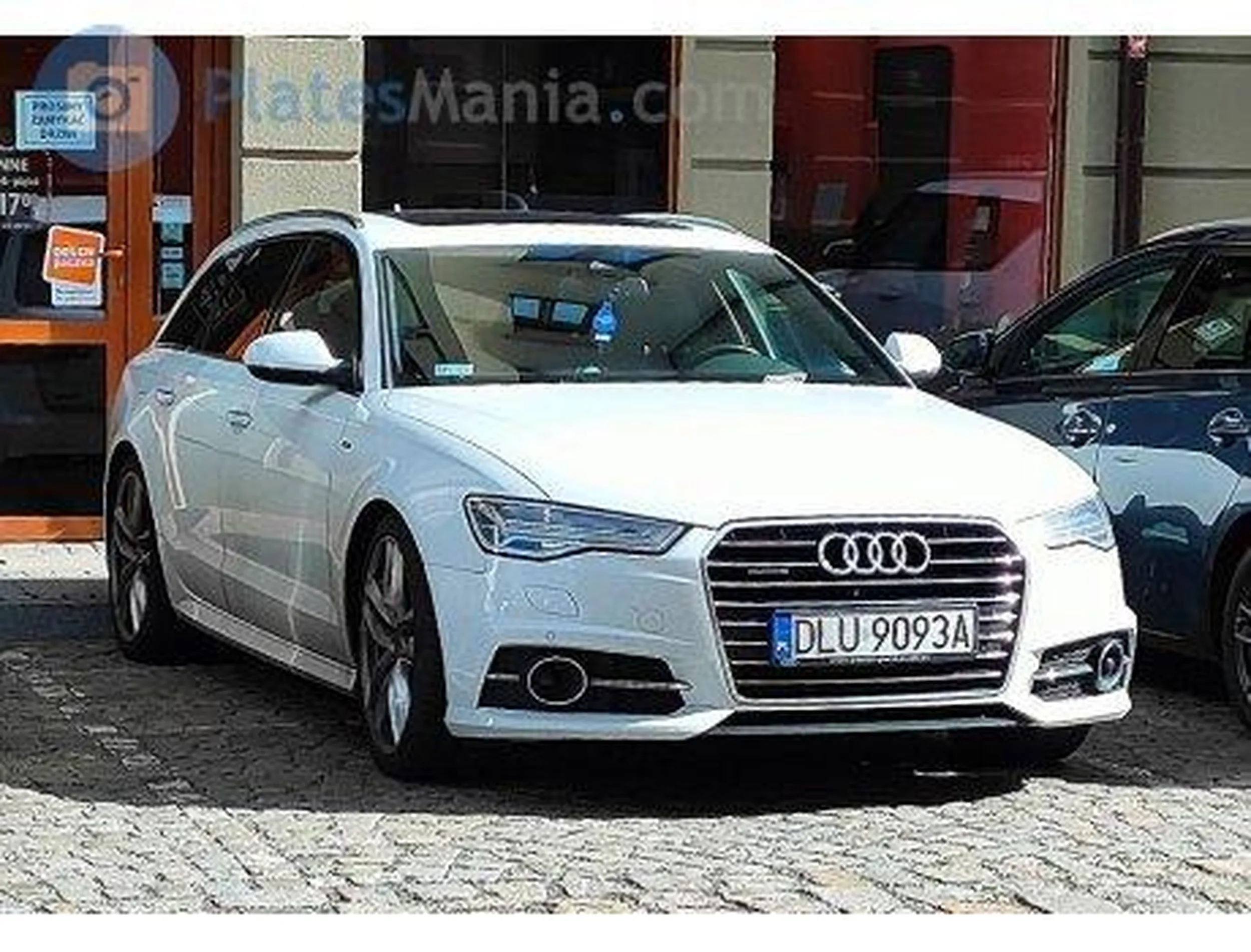 Kolego jeździsz strasznie nieodpowiedzialnie, może pamiętasz incydent na krzyżówce w Chróstniku. Nie zrozumiałem ani słowa które do mnie wykrzyczałeś prawdopodobnie były to obelgi w moją stronę. Fajna ta twoja Audiczka widzę że ma kopyto, ale jeździj i wyprzedzaj ostrożniej... Wiozłem w aucie roczne dziecko którego zapewne nie zauważyłeś, a ty siedzisz mi na zderzaku po czym wyprzedzasz pasem do skrętu w prawo. Pomijając fakt, że spotkaliśmy się godzine później na S3 więc musiałeś walnąć mi długimi jadąc prawym pasem i pokazać swoją dominacje wyprzedzając mnie bez utrzymania bezpiecznej odległości. Jesteś młody tak samo jak ja więc po jakiego grzyba pchasz się w niepotrzebne przepychanki drogowe które do niczego nie prowadzą. Szerokości Ci życzę i obyśmy się już nie spotkali w takich okolicznościach.