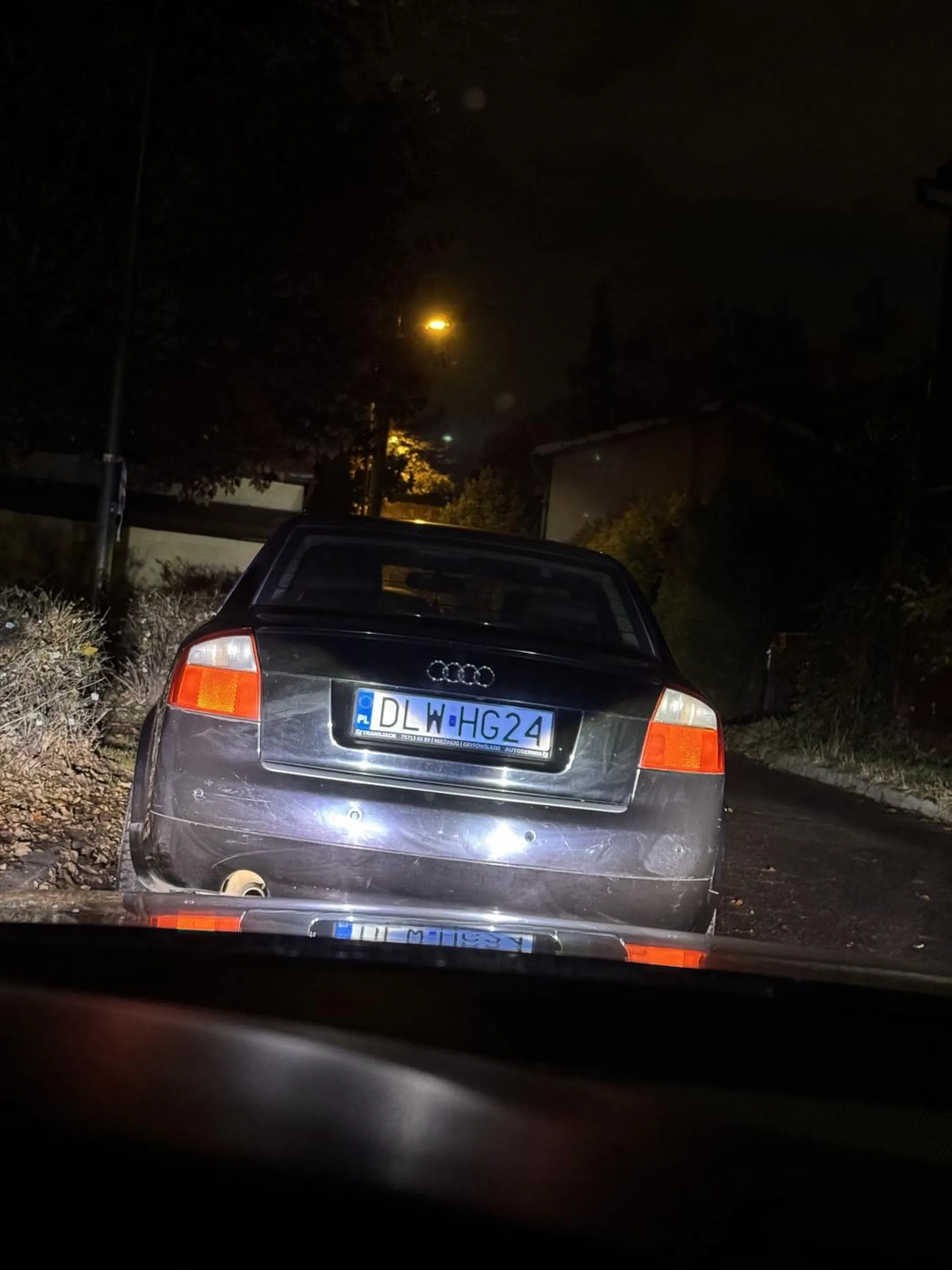 Stałem za nim na parkingu. Auto wystawione na sprzedaż na olx. Podeszło dwóch chyba Turków z czarnym sprayem boll i zaczęli psikać po wszystkich nadkolach żeby zakryć rdzę xddd Powodzenia życzę kolejnemu właścicielowi.