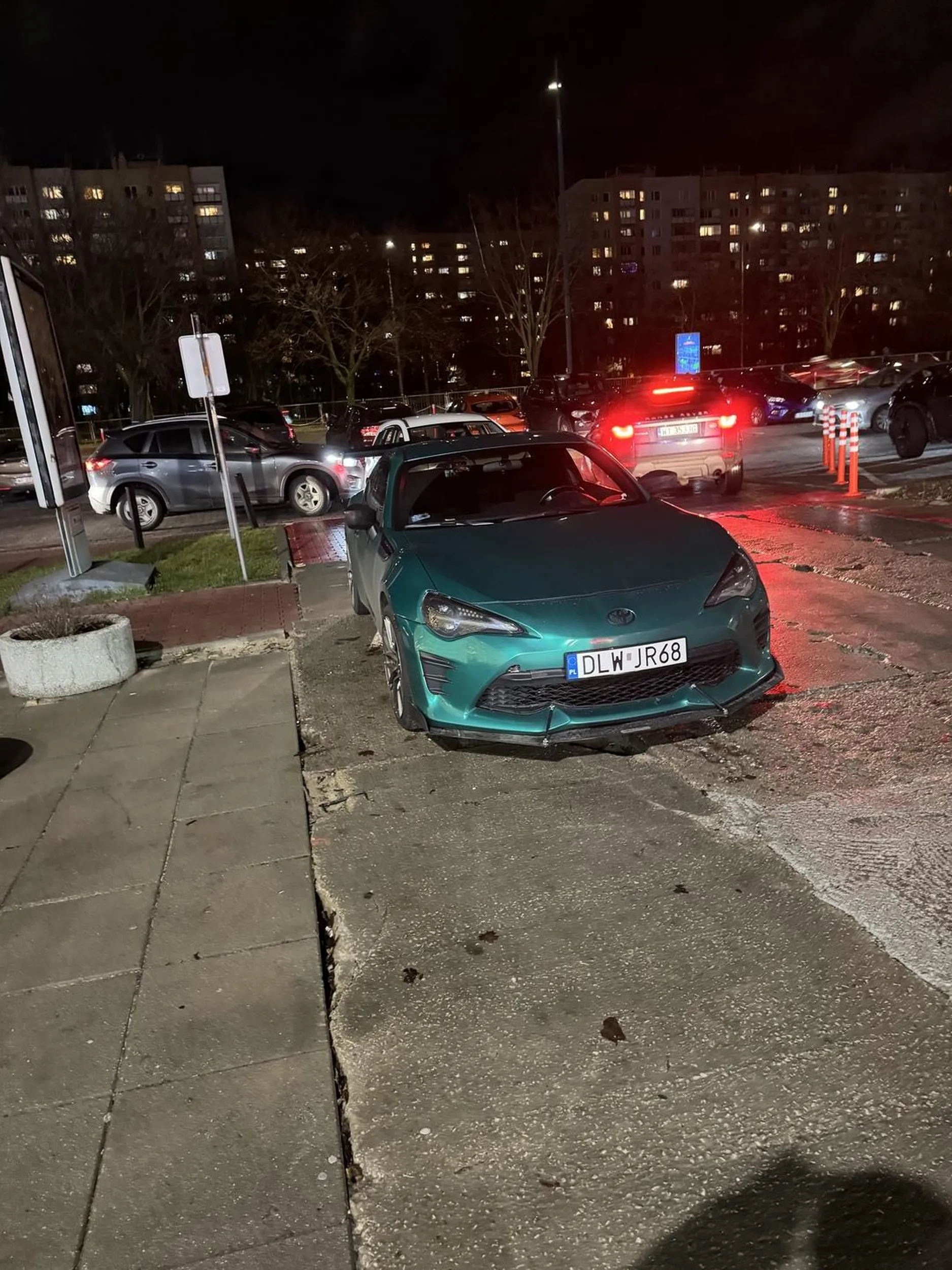 Serdeczne gratulacje za zaparkowanie gruzem ze skrzydłem na wjeździe na parking. Po samym skrzydle można stwierdzić, że jednostka wybitna. Ale następnym razem poproś kogoś o 4zl to może starczy na parking zamiast blokować wjazd :)