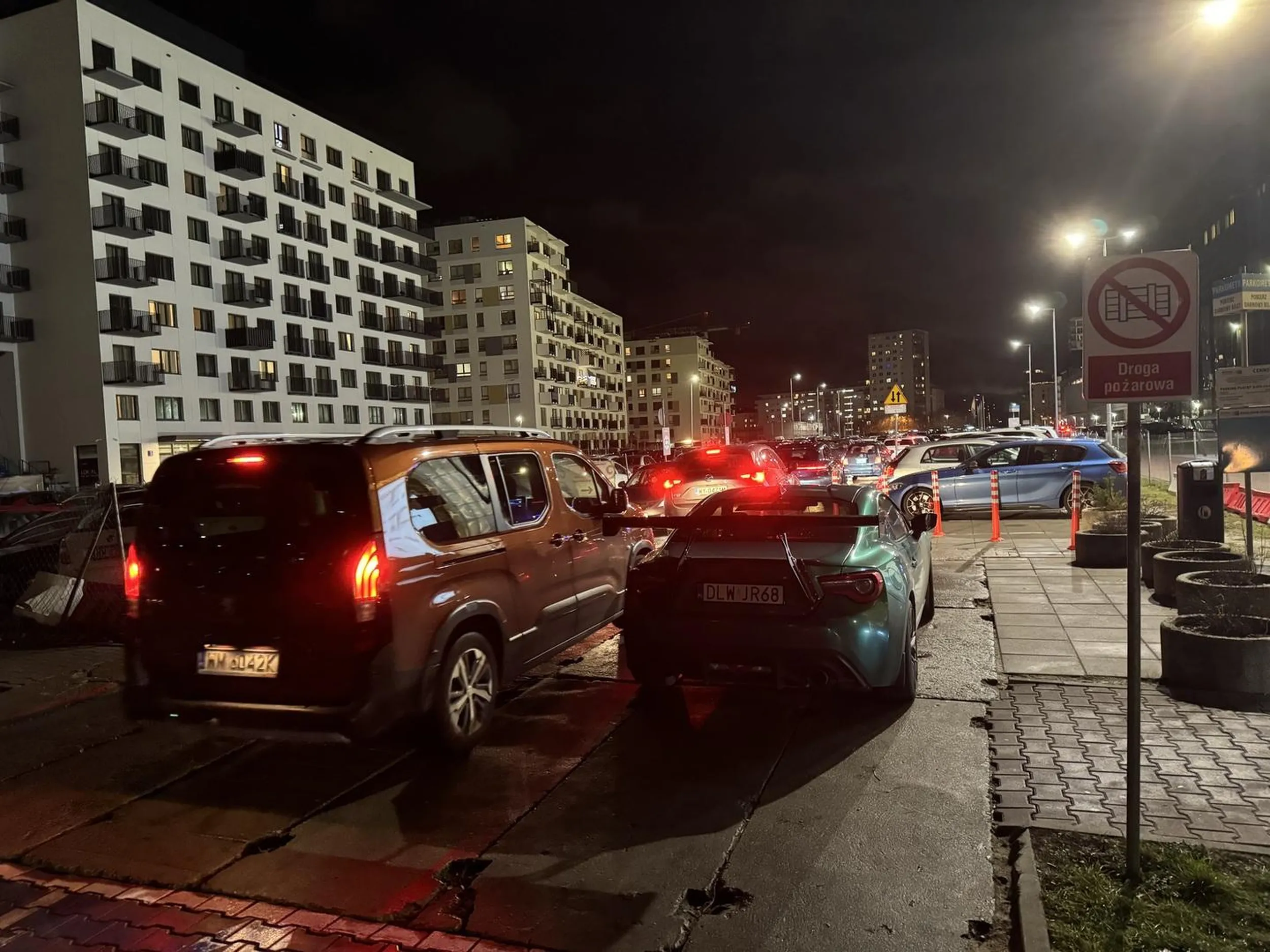 Serdeczne gratulacje za zaparkowanie gruzem ze skrzydłem na wjeździe na parking. Po samym skrzydle można stwierdzić, że jednostka wybitna. Ale następnym razem poproś kogoś o 4zl to może starczy na parking zamiast blokować wjazd :)