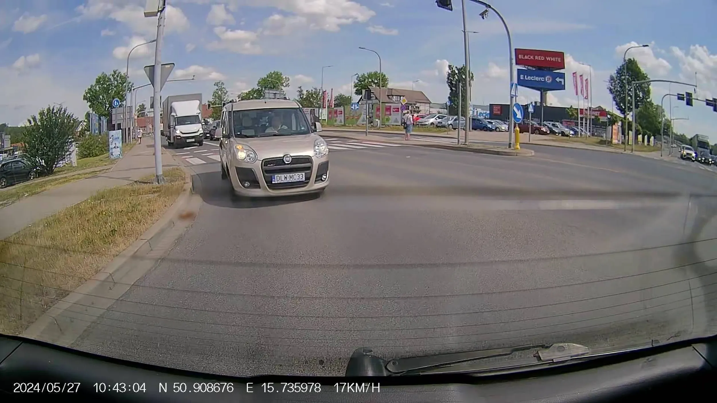 Jak ktoś przed tobą robi krótkie "stop" na zielonej strzałce, to się na niego nie trąbi! Cymbale!