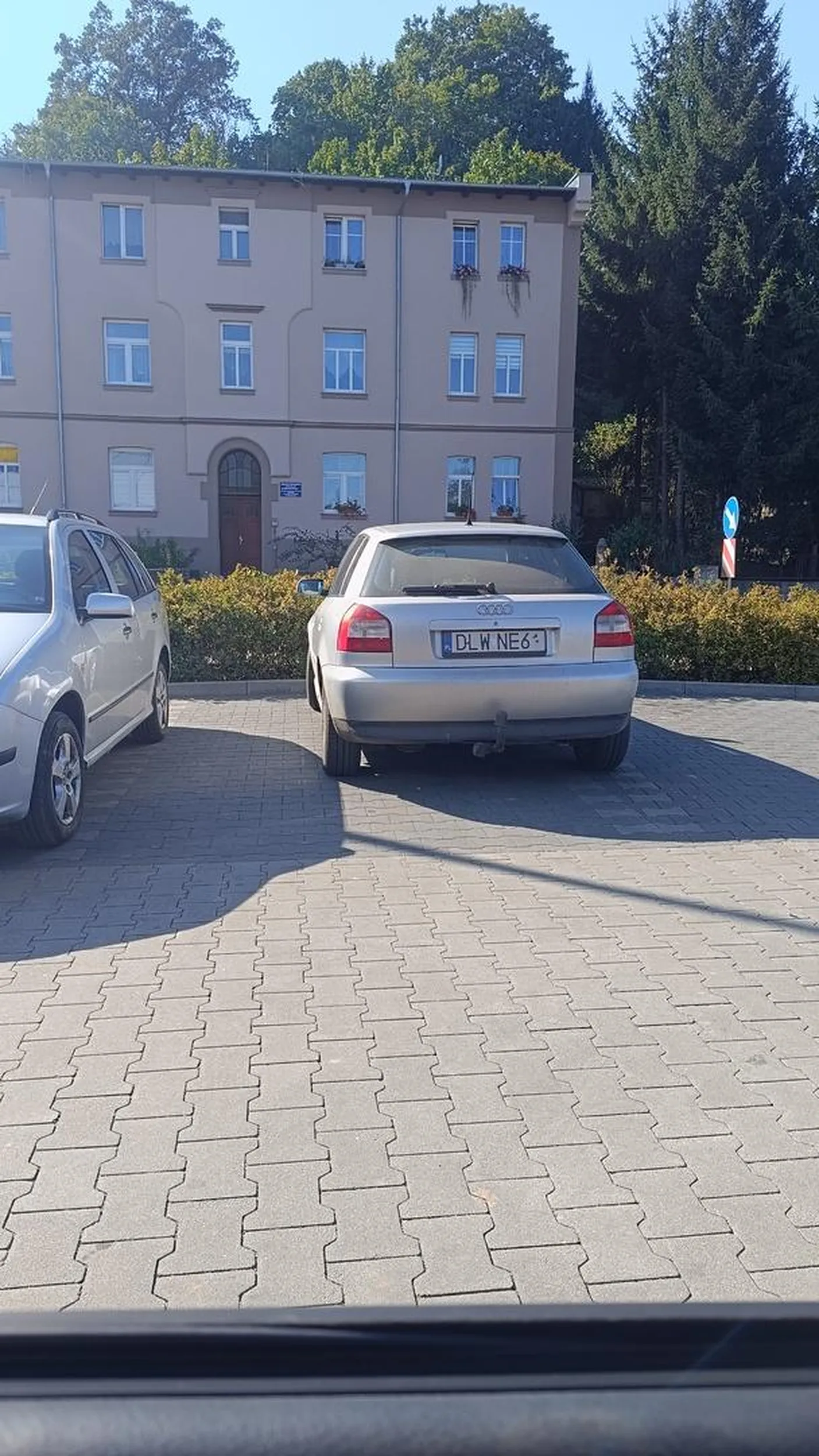 Zalecam naukę parkowania. Zaparkowała dosłownie przy moim samochodzie do którego wsiąść nie mogłem oczywiście. I otwierając drzwi na tyle że okłady delikatnie oparłem o jej samochód aby delikatnie wejść, przyszła i zrobiła awanture pod lidlem "prosząc" żebym zwracał uwagę na inne zaparkowane auta.