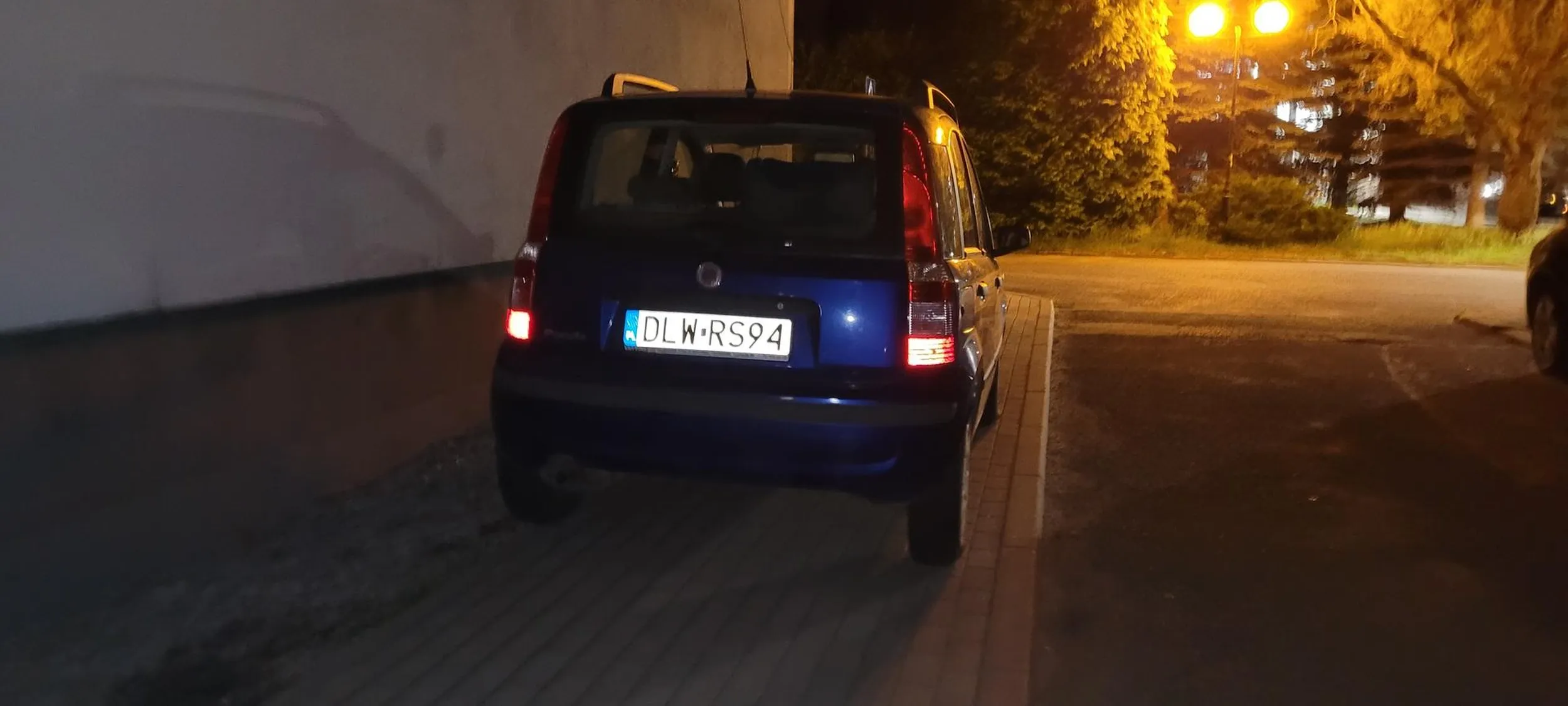 Chodnik to nie miejsce parkingowe.