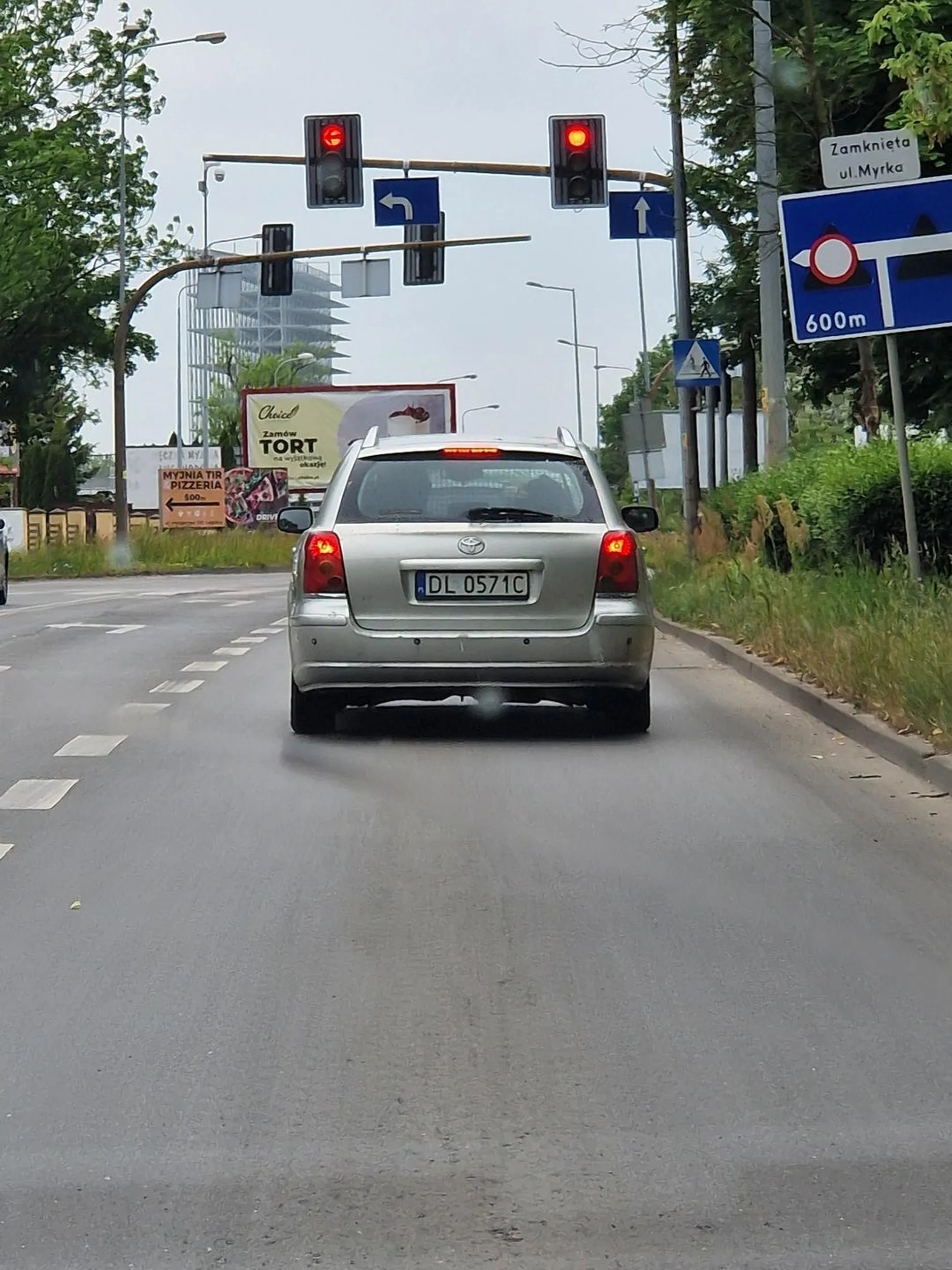 Wyprzedzanie na podwójnej ciągłej, przejazd na czerwonym świetle, poganianie długimi na ograniczeniu 40km/h, tamowanie ruchu za zbyt wolną jazdę (50km/h na ograniczeniu 50km/h). Dodatkowo jazda zygzakiem, co może świadczyć o jednym... Zachować szczególną uwagę i ostrożność!