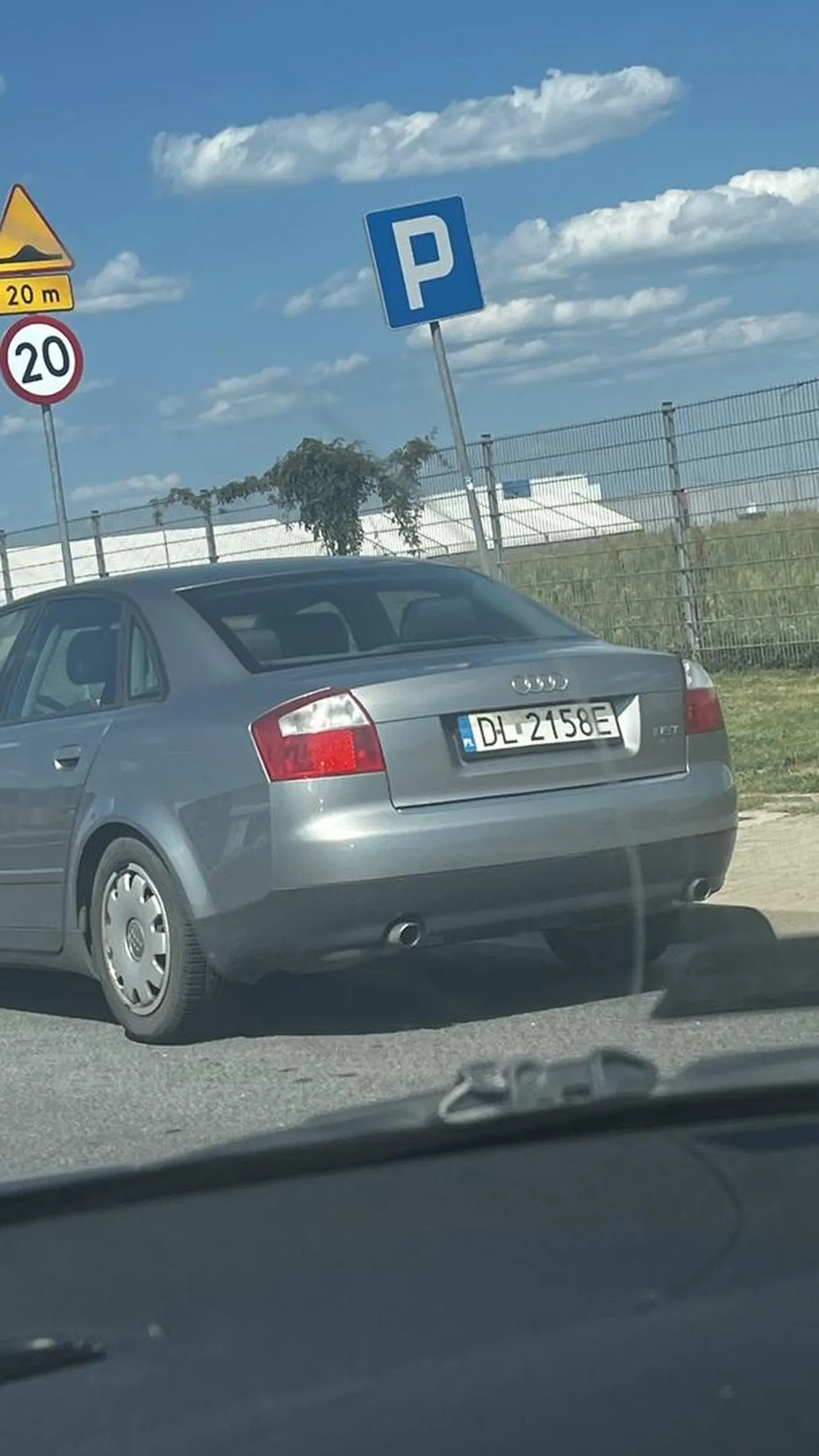 Następny który ma mało miejsca na   LSSE i musi parkować liniach przystankowych,