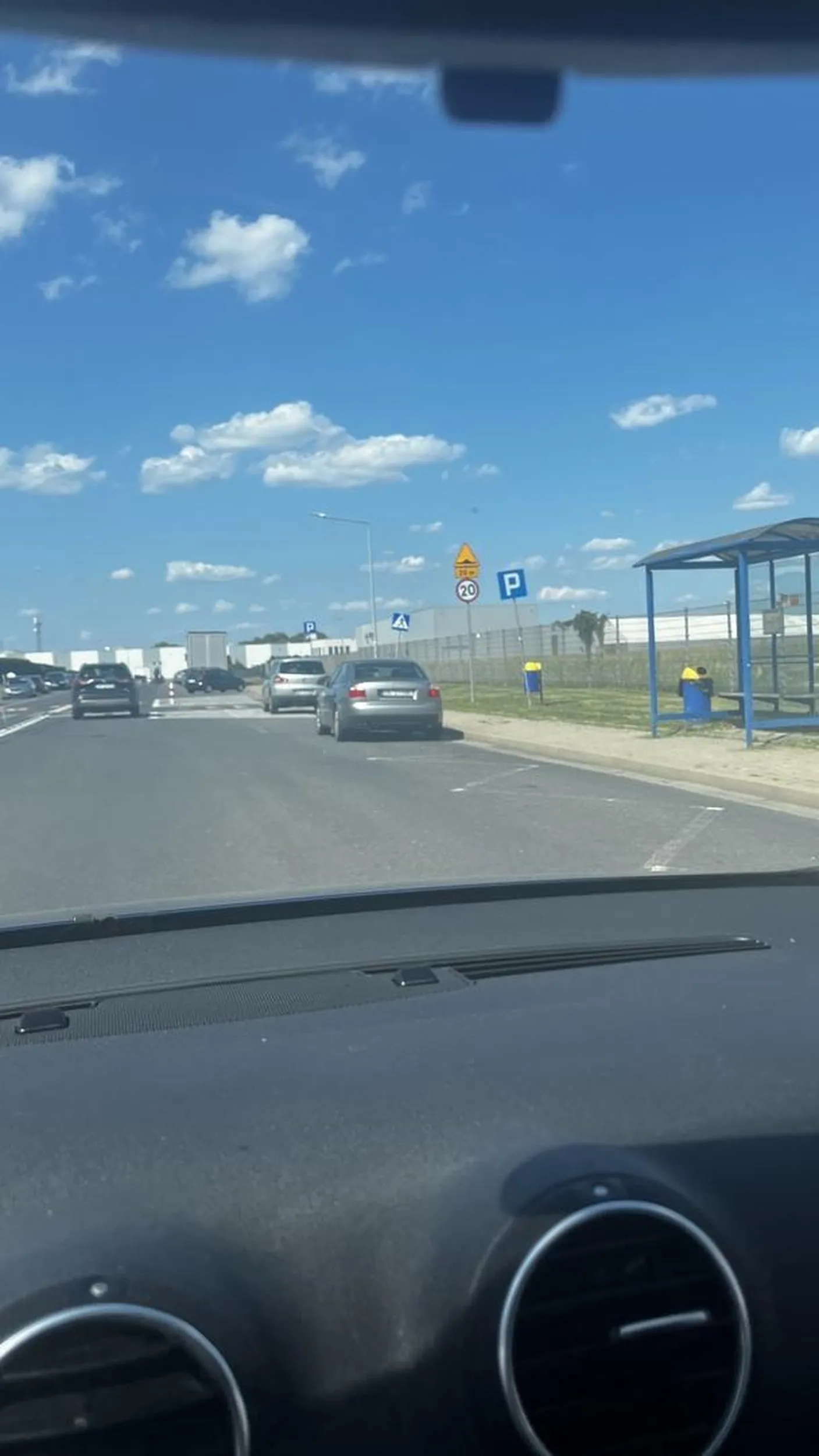 Następny który ma mało miejsca na   LSSE i musi parkować liniach przystankowych,