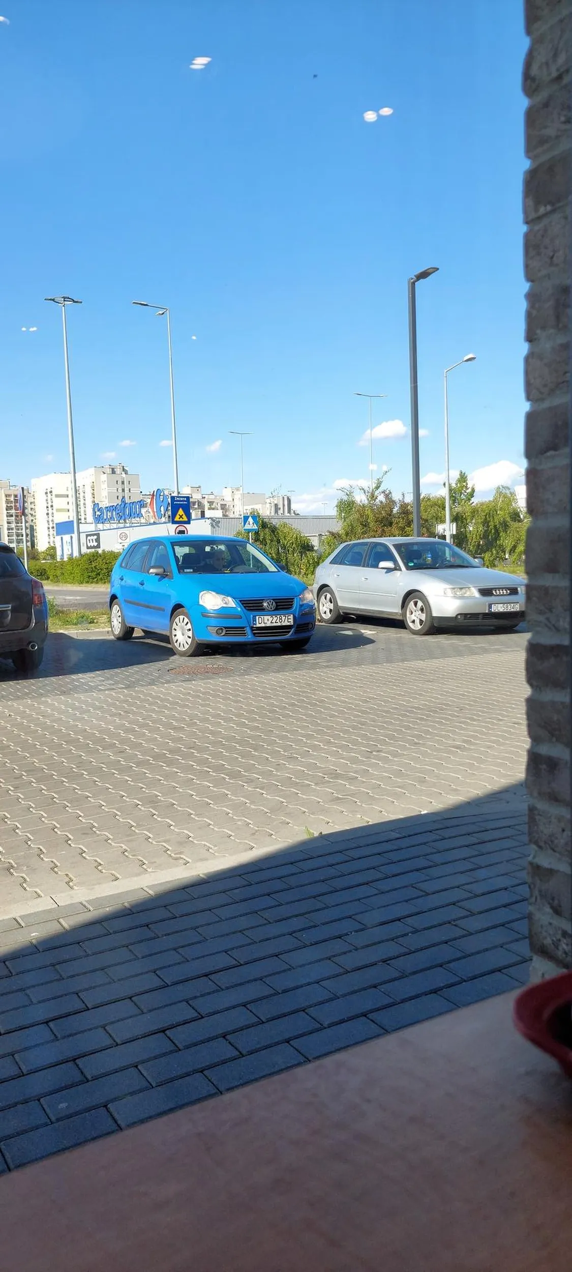 Nie potrafi zaparkować prosto na jednym miejscu