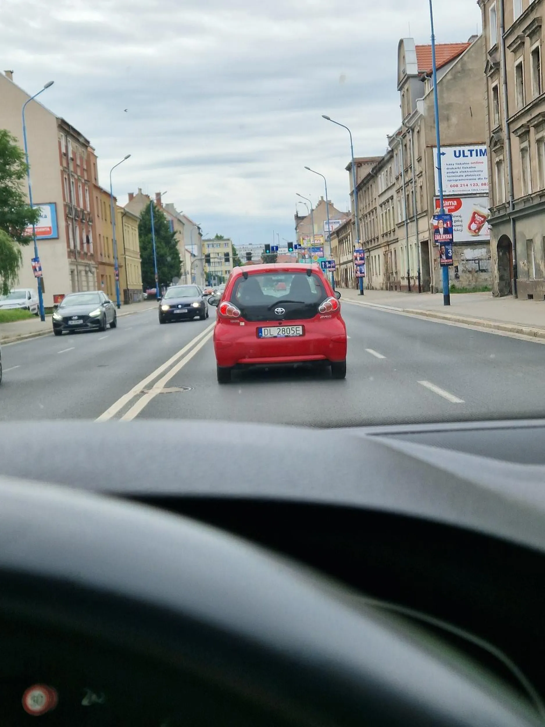 Uwaga. Próbuje wymuszać kolizje hamując bez powodu. Nie stosuje się do sygnalizacji świetlnej oraz znaków poziomych i pionowych. Coś też gestykuluje łapkami.