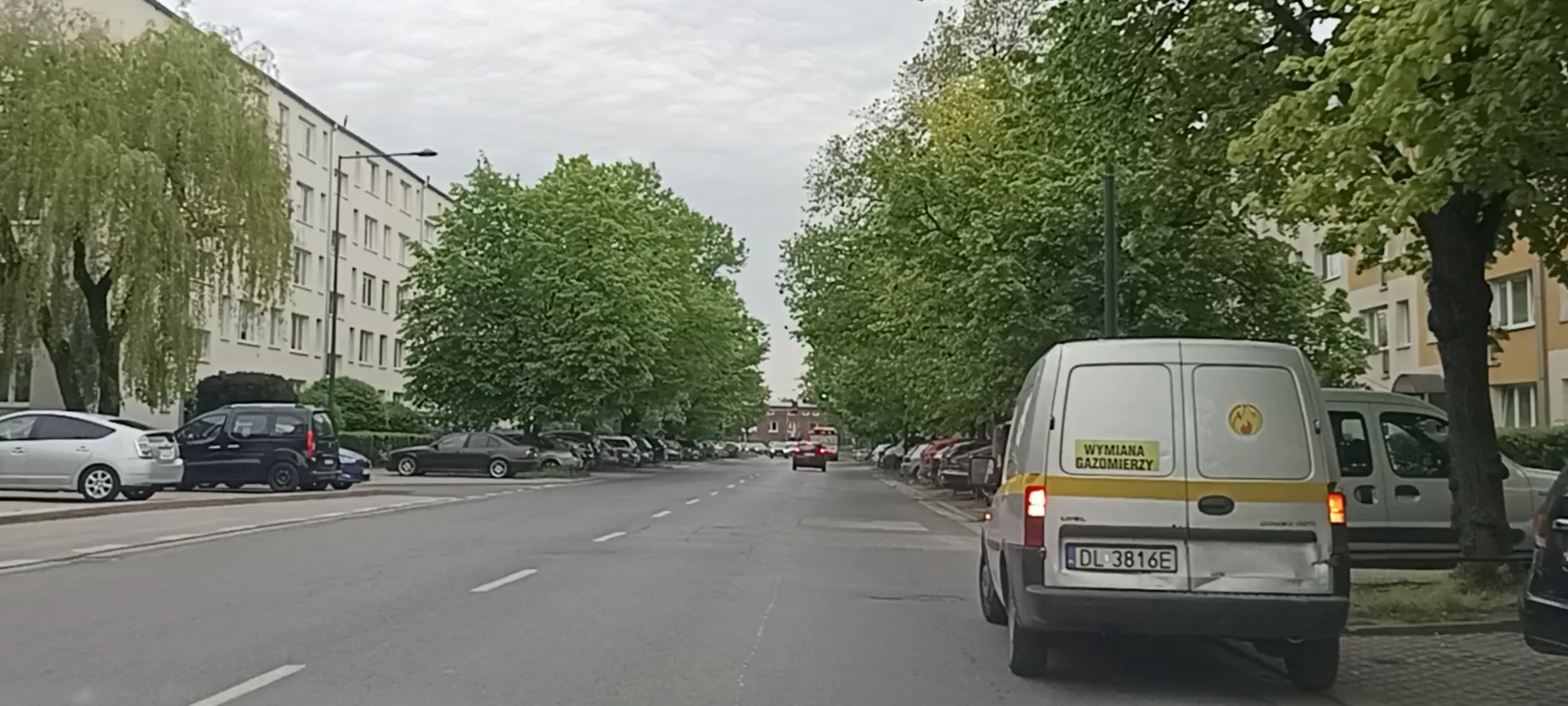 Wrak stoi porzucony w Warszawie na ulicy gdzie tutaj jest zakaz zatrzymywania się i postoju B-36