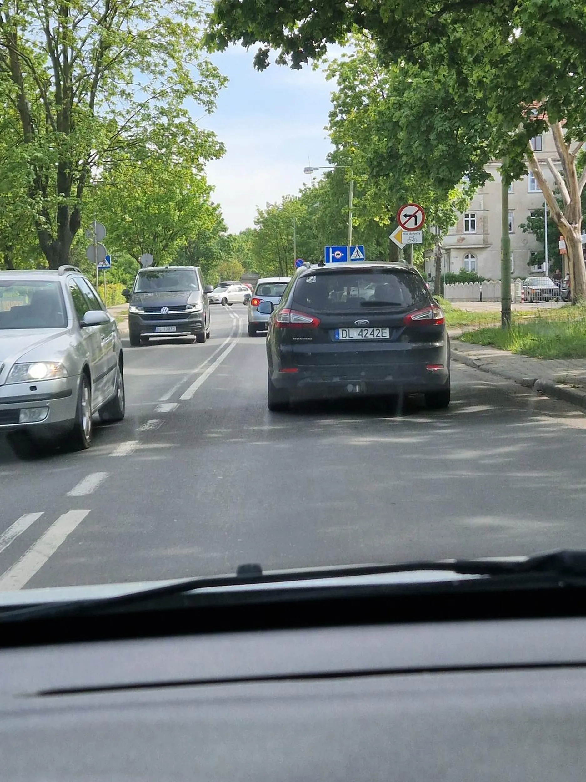 Legnica. Celowo hamuje aby spowodować kolizję i wymusić szkodę z OC. Nie respektuje pieszych na przejściu, nie stosuje się do sygnalizacji świetlnej.