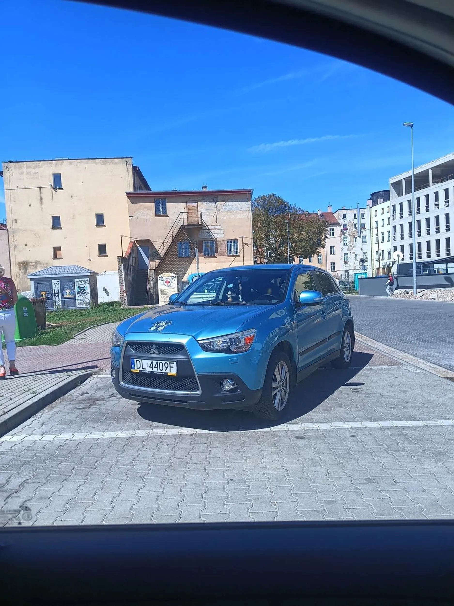 Pani ewidentnie ma problem z parkowaniem w liniach