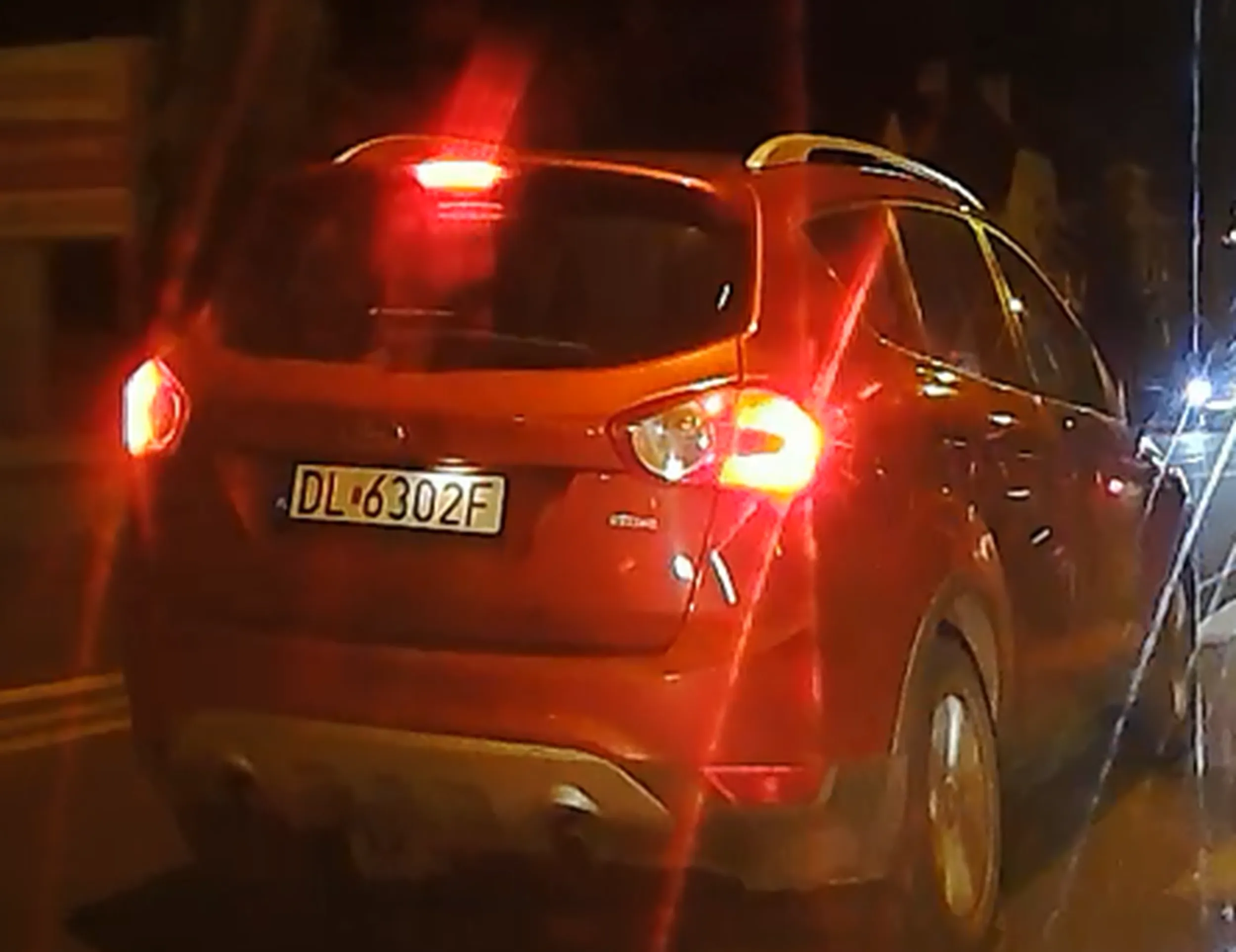 Zmienia pasy bez kierunkowskazów, wymusza hamowanie poprzez zmianę pasa!