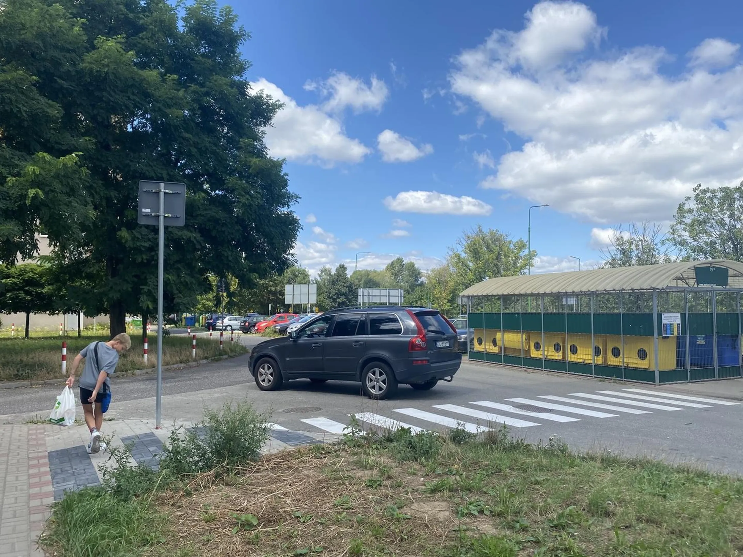 Parkowanie w taki sposób aby zasłonić  pieszemu bezpieczne przejście przez pasy! Powinni ci zabrać uprawnienia i auto!