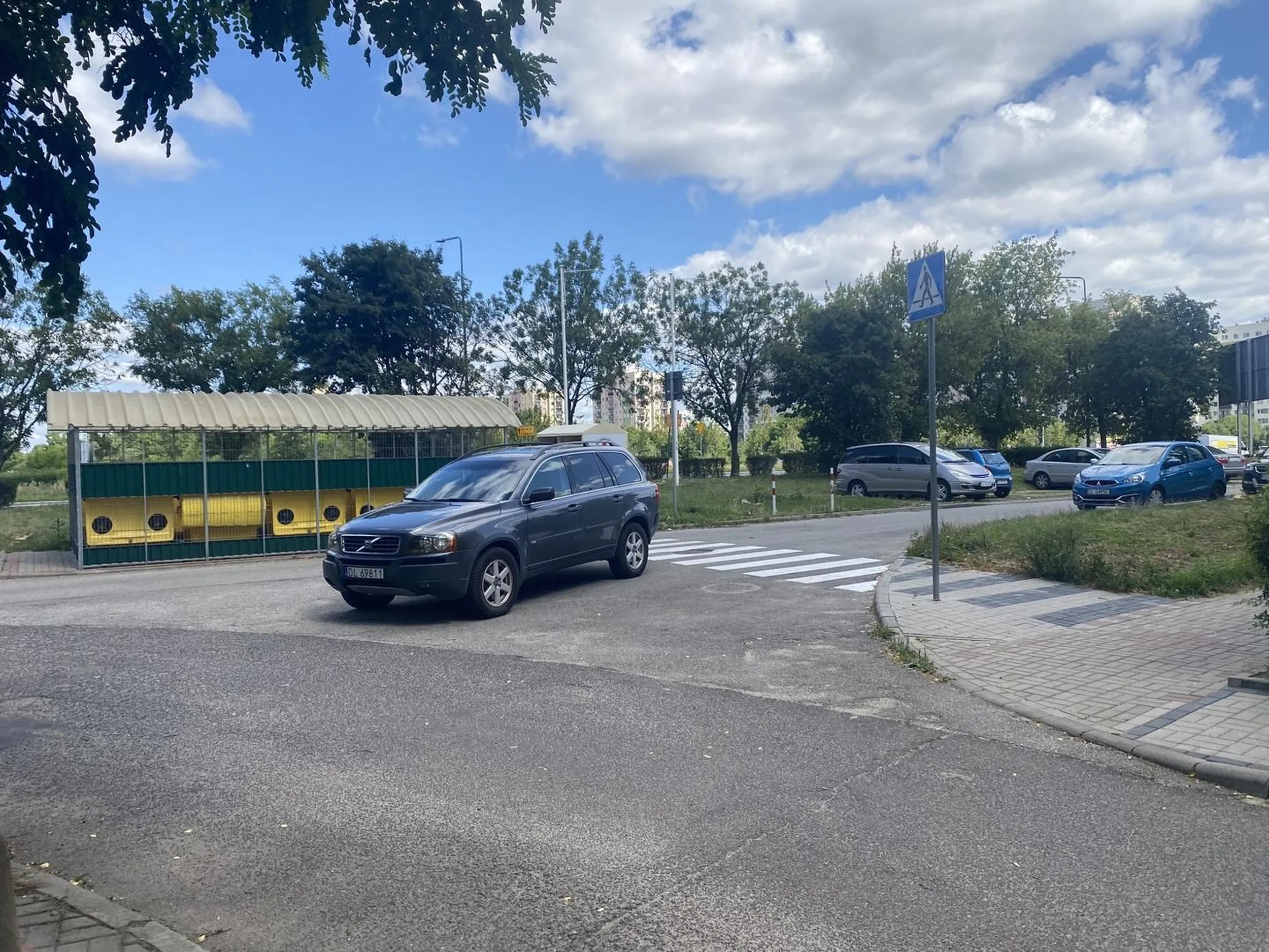 Parkowanie w taki sposób aby zasłonić  pieszemu bezpieczne przejście przez pasy! Powinni ci zabrać uprawnienia i auto!