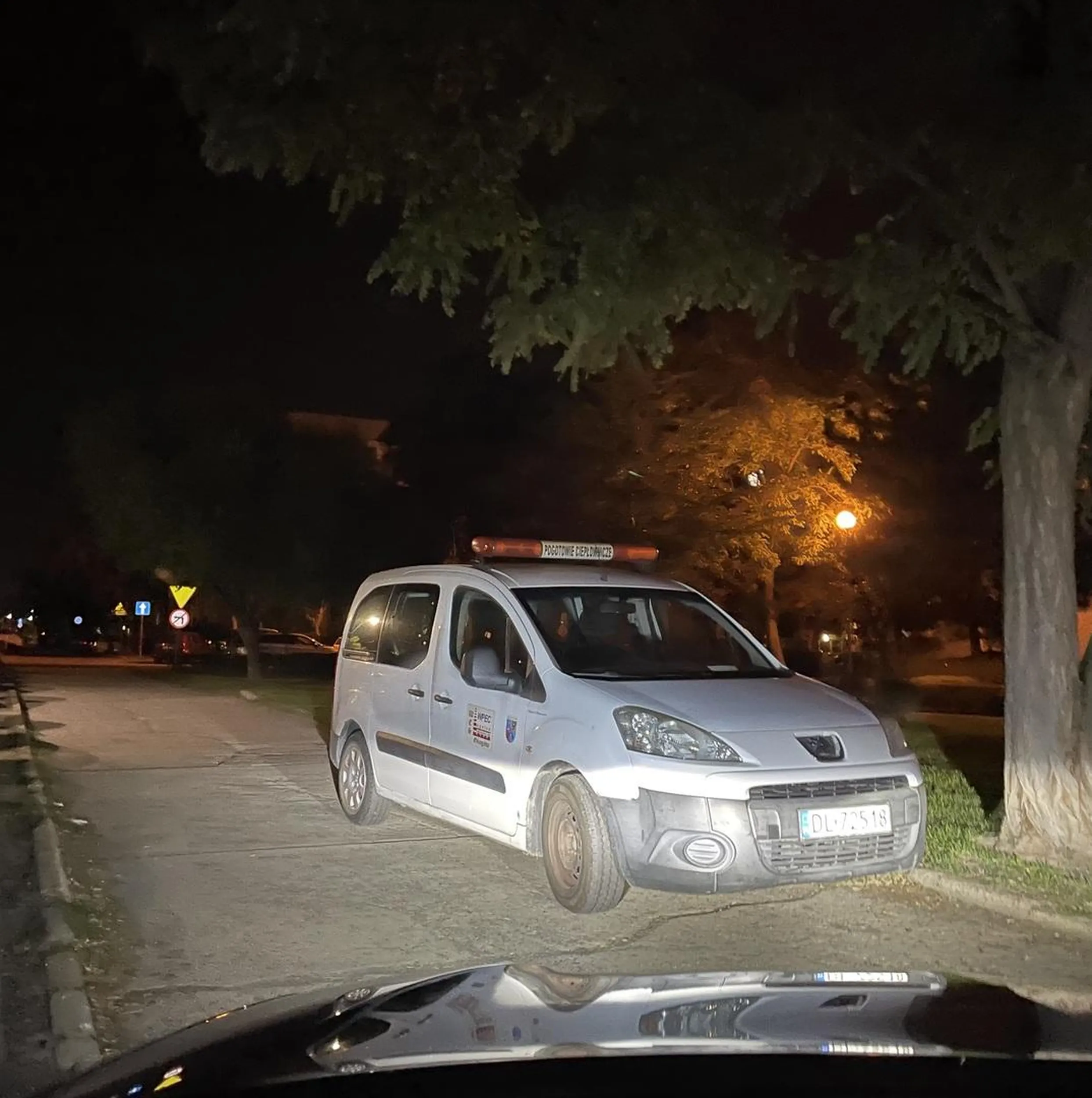 Blokuje wyjazd hrabia. Przejść się nie chce pare metrów
