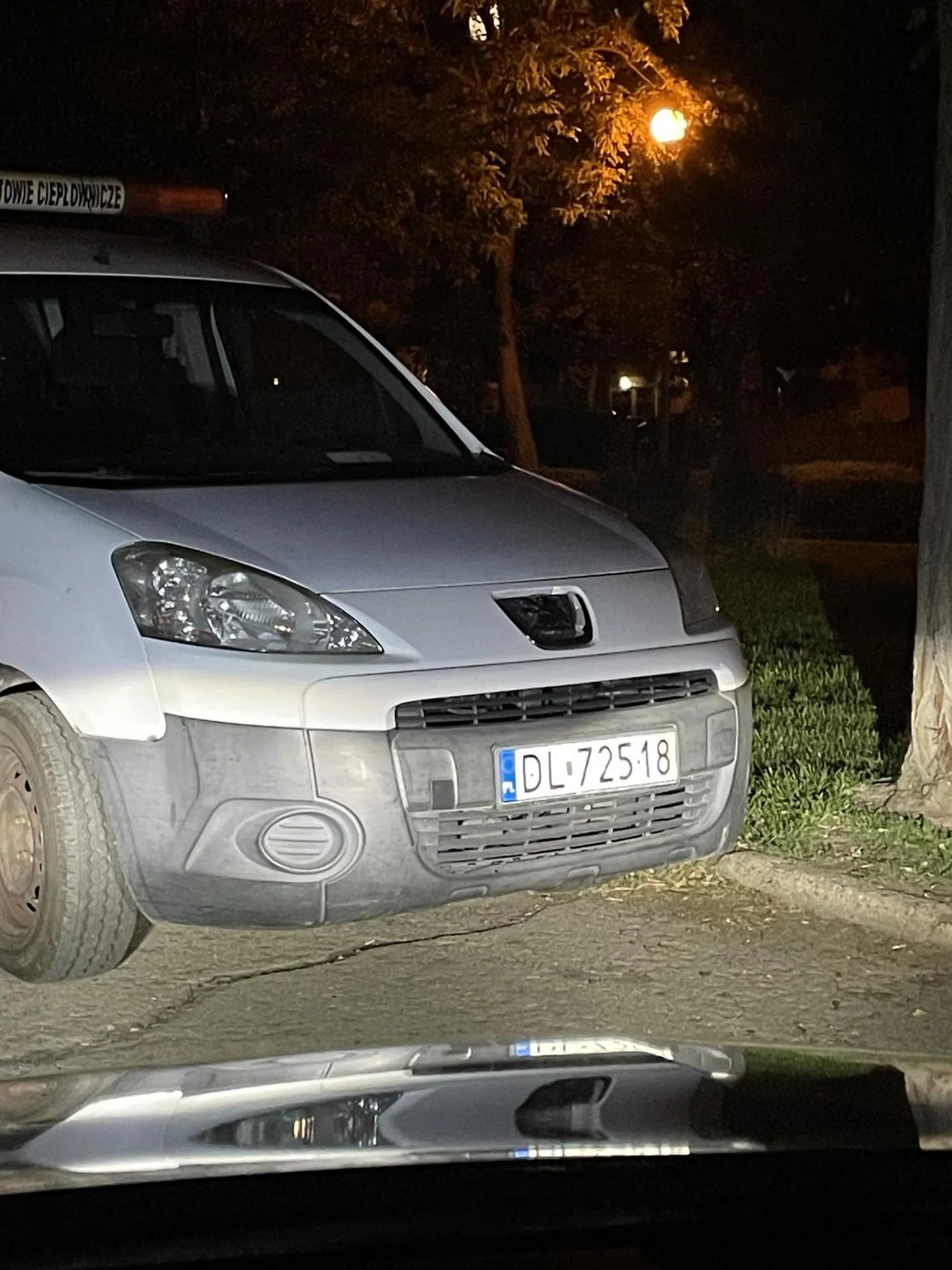 Blokuje wyjazd hrabia. Przejść się nie chce pare metrów