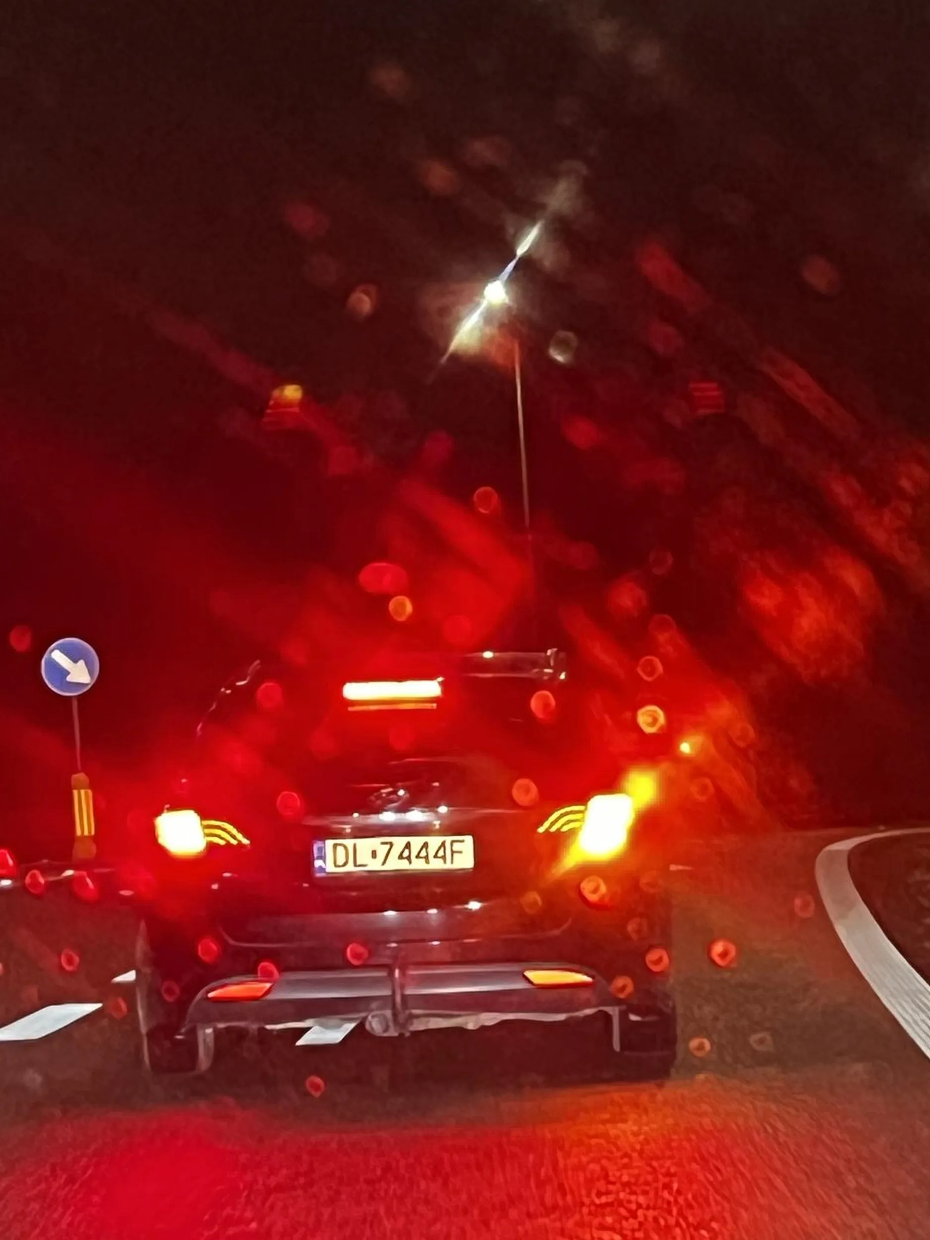 Kierowca pijany lub nacpany jedzie środkiem ulicy. Hamuje co 20 metrów i odbija się od prawego do lewego pasa.