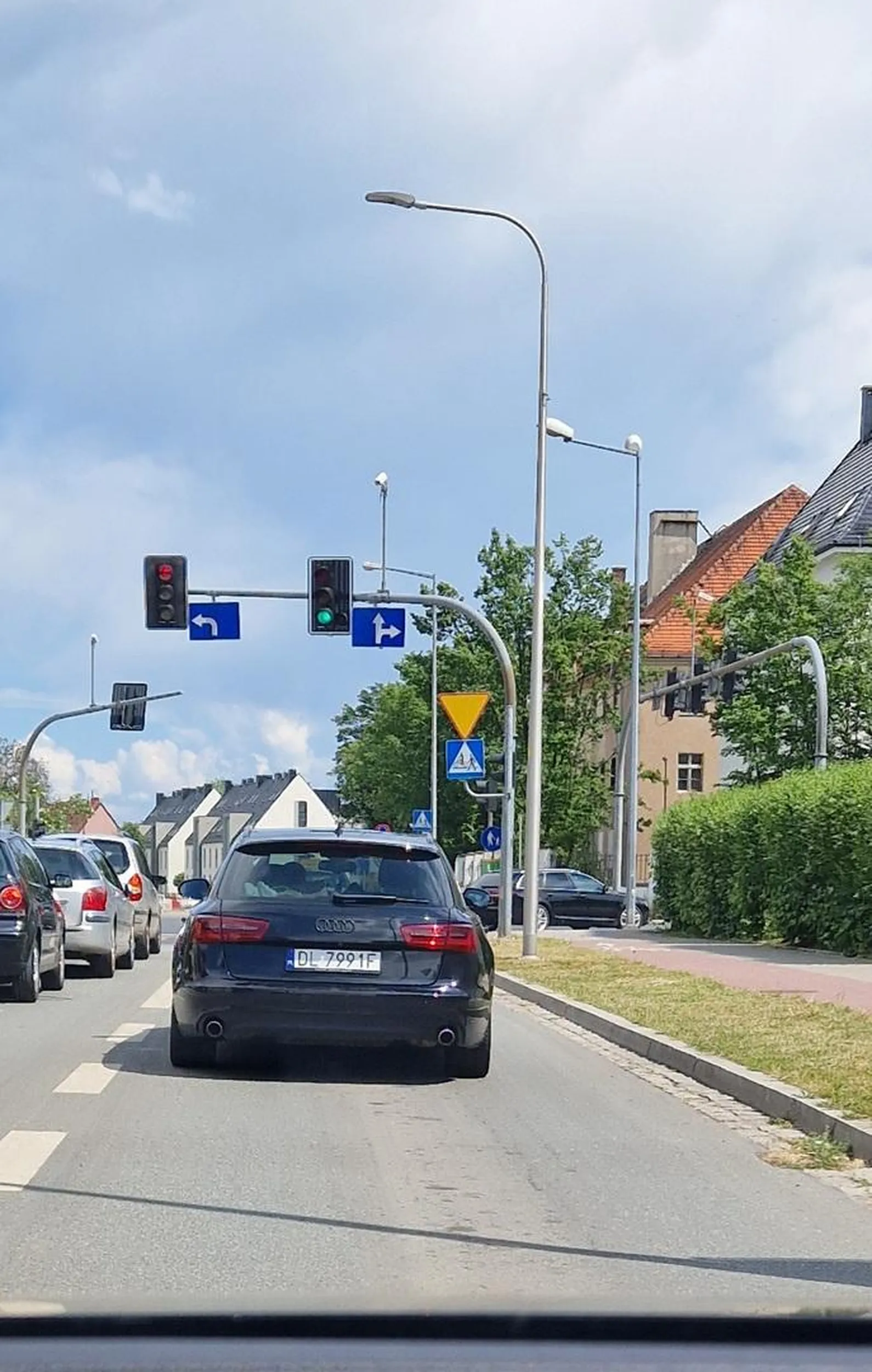 Uwaga! Nie stosuje się do znaków pionowych i poziomych oraz sygnalizacji świetlnej. Prawie zabił pieszych na oznakowanym przejściu jadąc z ogromną prędkością! Zajeżdża drogę jak szeryf, hamuje bez powodu.