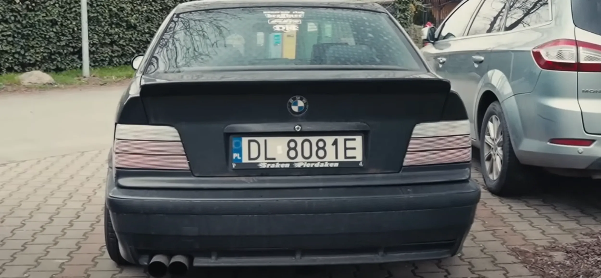 Sraken Pierdaken genialna nalepka na tablicach