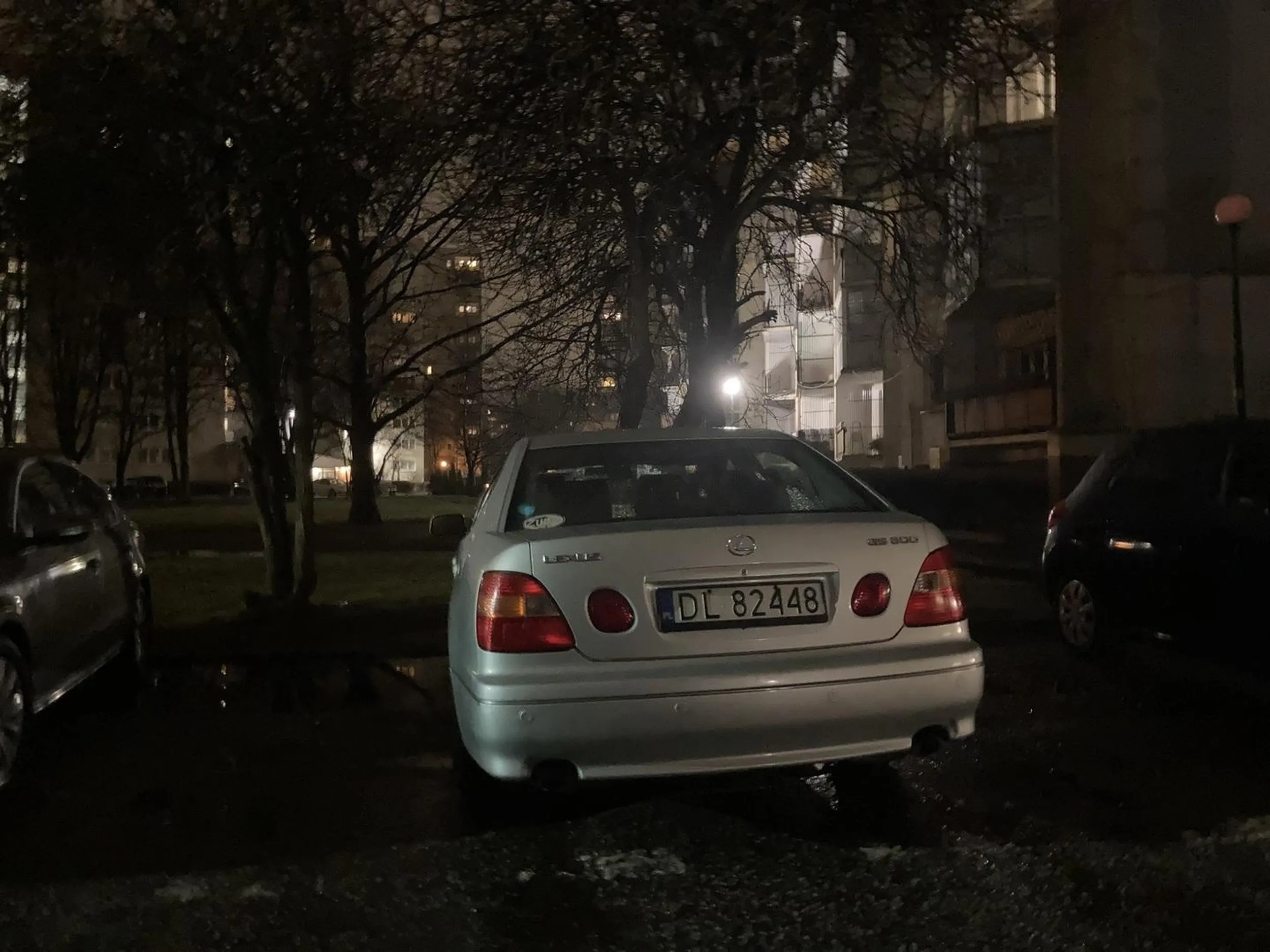 Co za oizda przyjechała do Warszawy i zajmuje po chamsku 2 miejsca na osiedlu bez garaży podziemnych i z kilkoma miejscami parkingowymi.