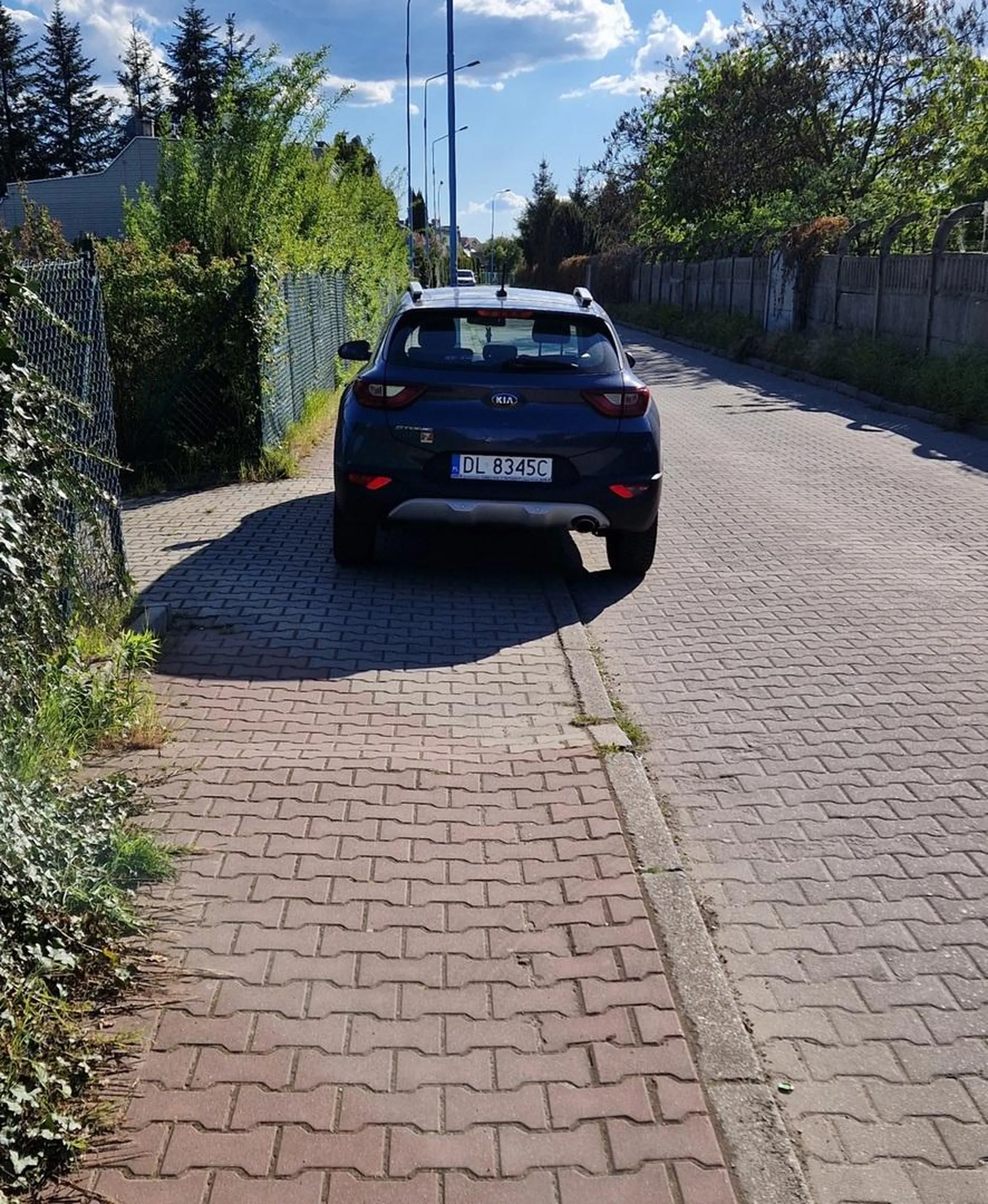 Ulica Świerkowa, Legnica. Notorycznie zastawia cały chodnik aby nie można było przejechać wózkiem inwalidzkim. Sprawa zgłoszona.