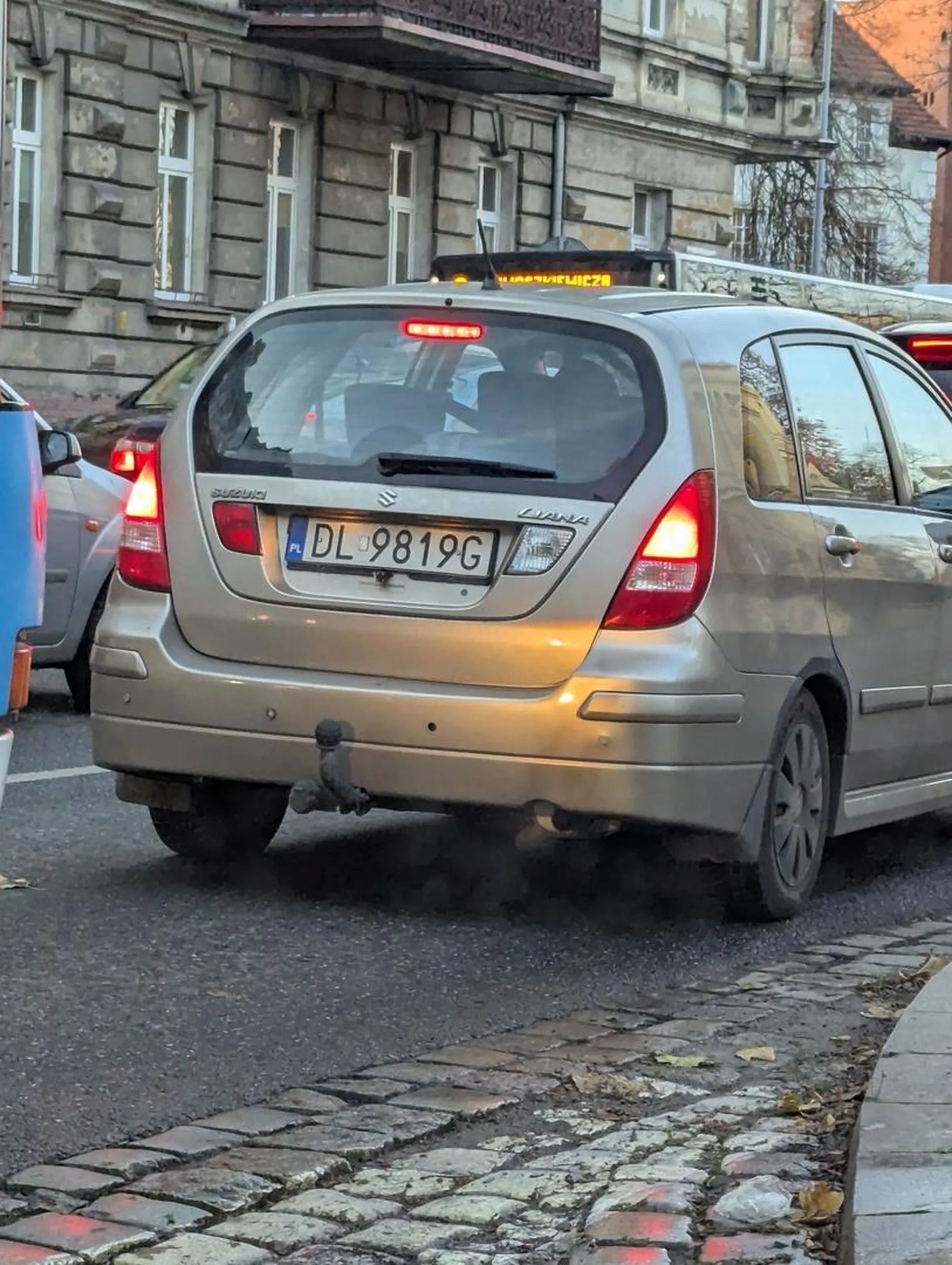 Agresywny kierowca trąbi na pieszego który porusza się skrajnią i zmierza do auta przy parkingu usytuowanym wzdłuż jezdni. Sama jezdnia o szerokości ponad 4m, spokojnie pozwalająca na ominięcie pieszego bez wzbudzania road rage. Ww. kierowca ma tupet w takiej sytuacji pouczać przez uchylone okno pojazdu a jednocześnie 50 metrów dalej wysadza na tej drodze pasażera.