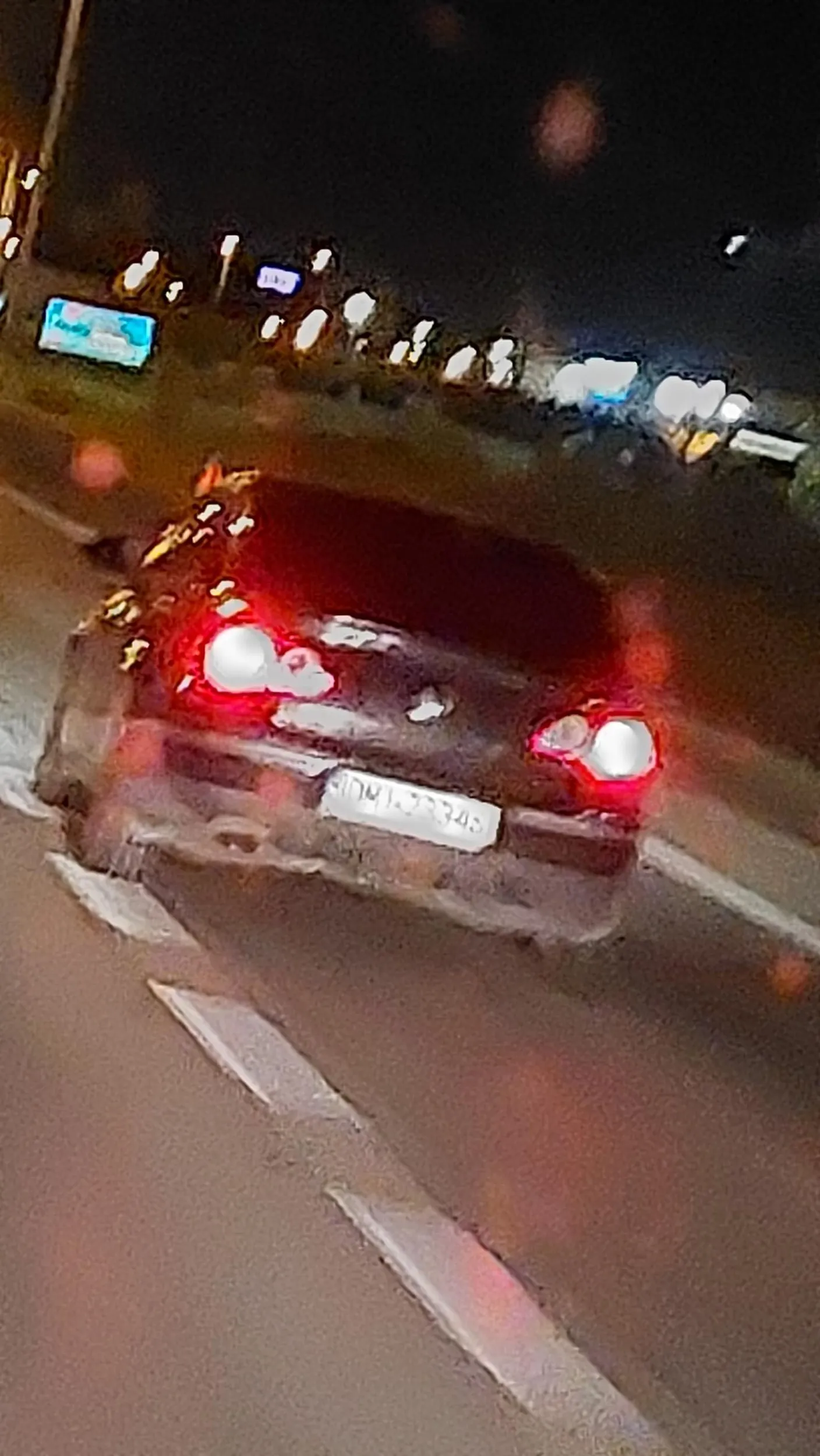 Chory kretyn. Bez powodu zajeżdża drogę przy tym zjeżdża przed samą maską, że trzeba hamować stwarzaja tym samym zagrożenie dla innych uczestników ruchu. Sytuacja miała miejsce na A4. Czarny Passat sedan