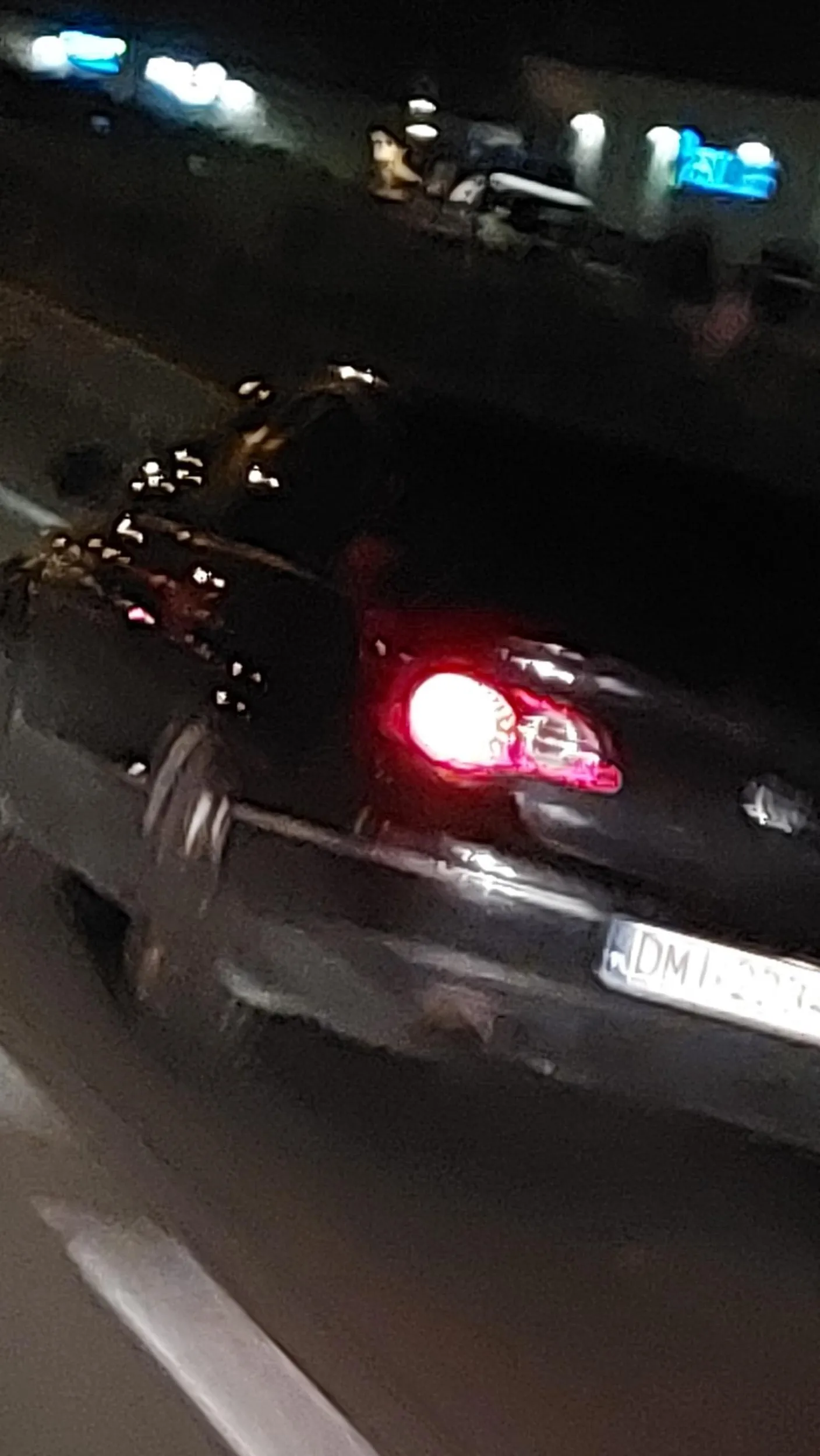 Chory kretyn. Bez powodu zajeżdża drogę przy tym zjeżdża przed samą maską, że trzeba hamować stwarzaja tym samym zagrożenie dla innych uczestników ruchu. Sytuacja miała miejsce na A4. Czarny Passat sedan