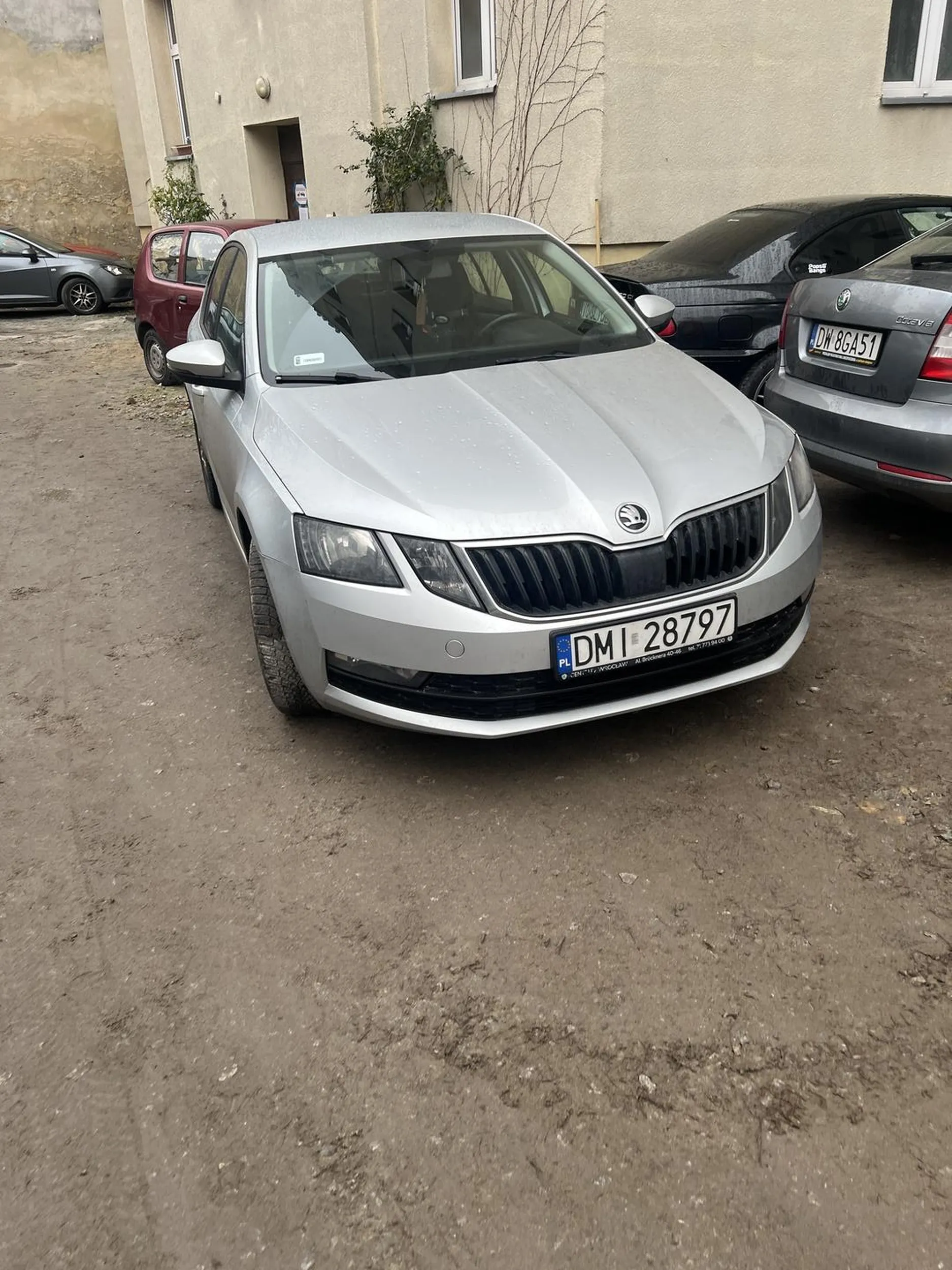 Egoista zastawia inne samochody na przynajmniej godzine, nie zostawia do siebie numeru telefonu. Panicz półmózg. Miał okazję się zreflektować ale nie wykorzystał jej :)) pozdrawiam, miłego dnia